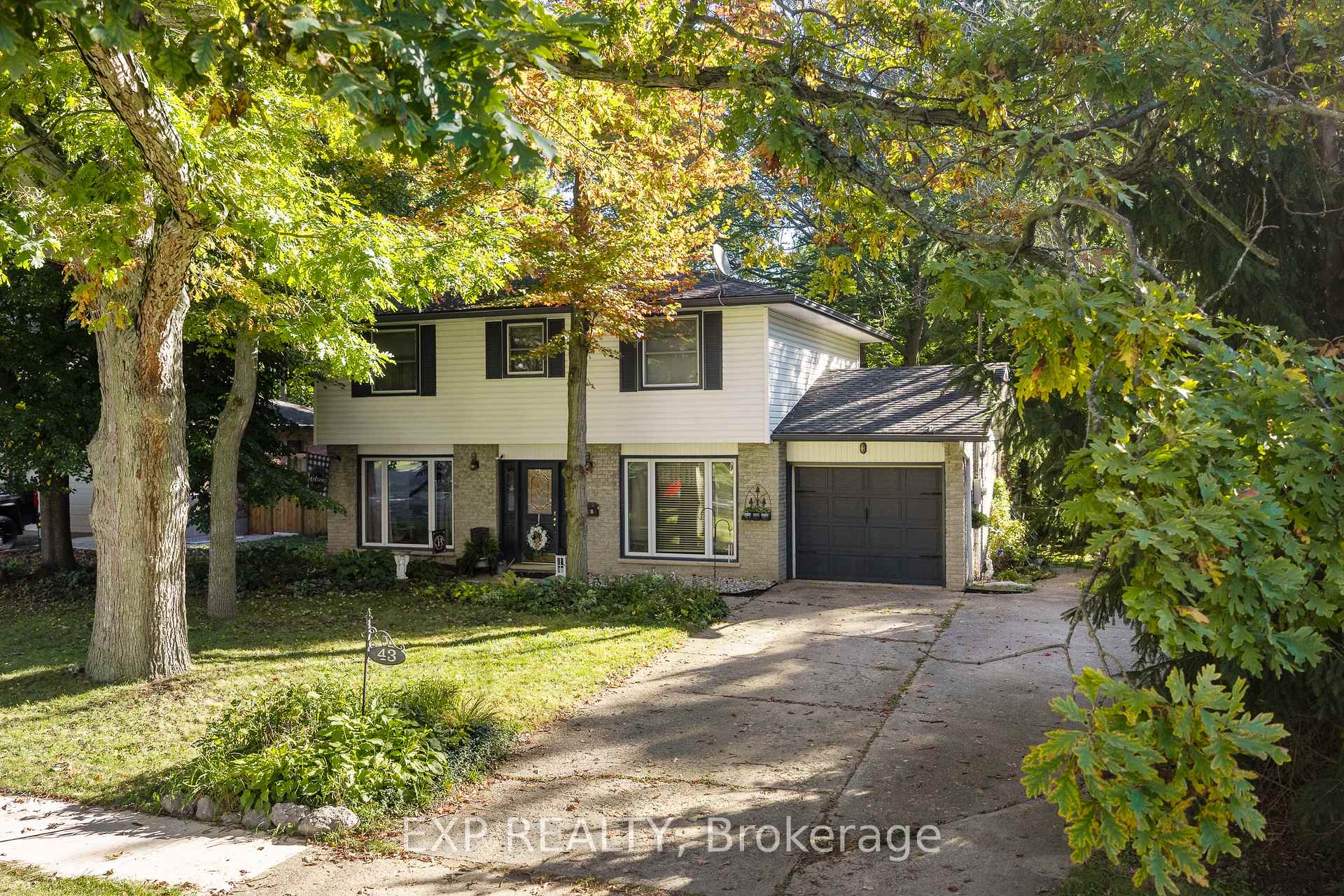 Photo 3 of 43 Stella Street, Pelham, Fonthill — HOMEH