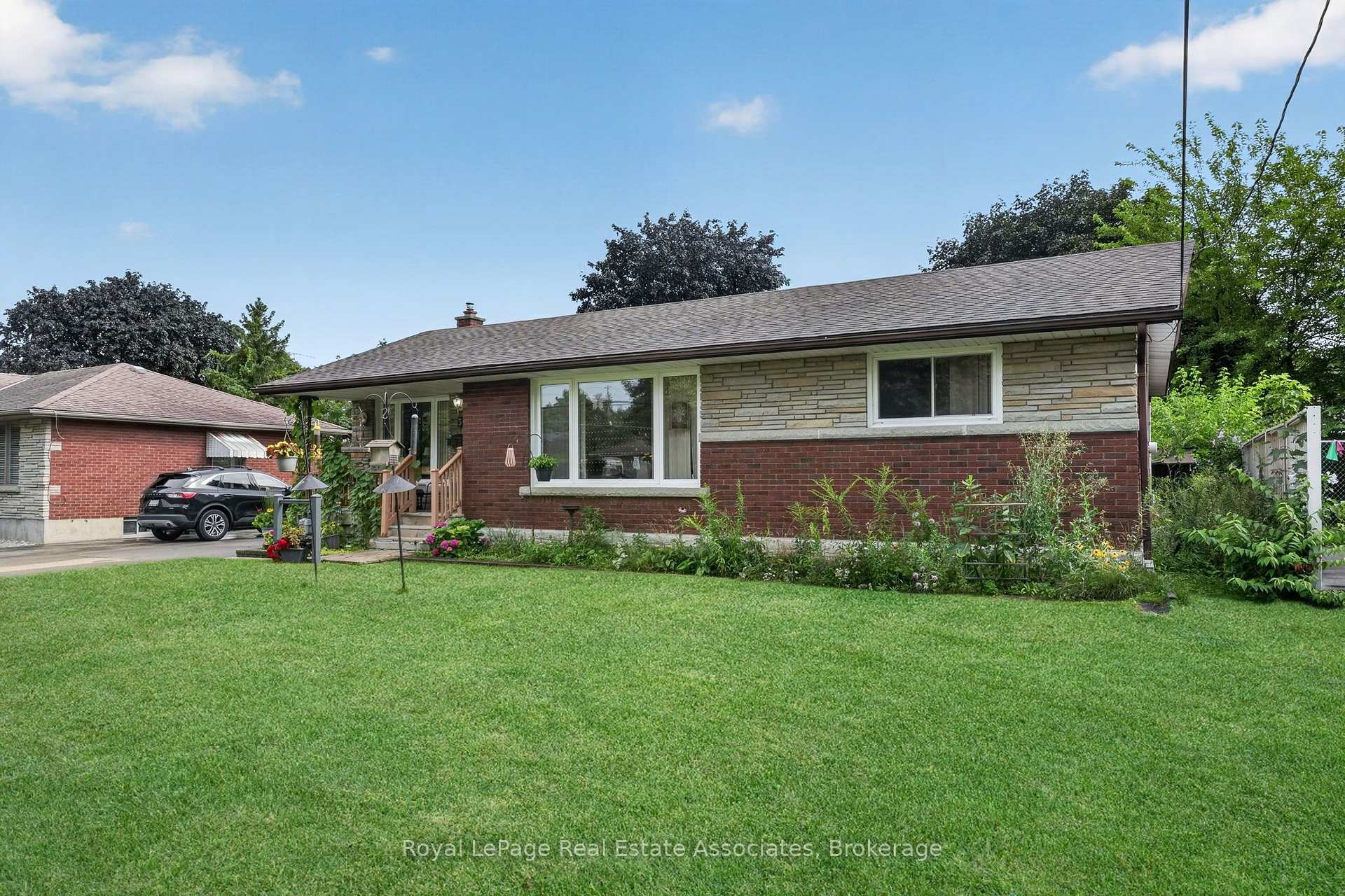 Photo 4 of 3 Northwood Drive, St. Catharines, Carlton/Bunting — HOMEH