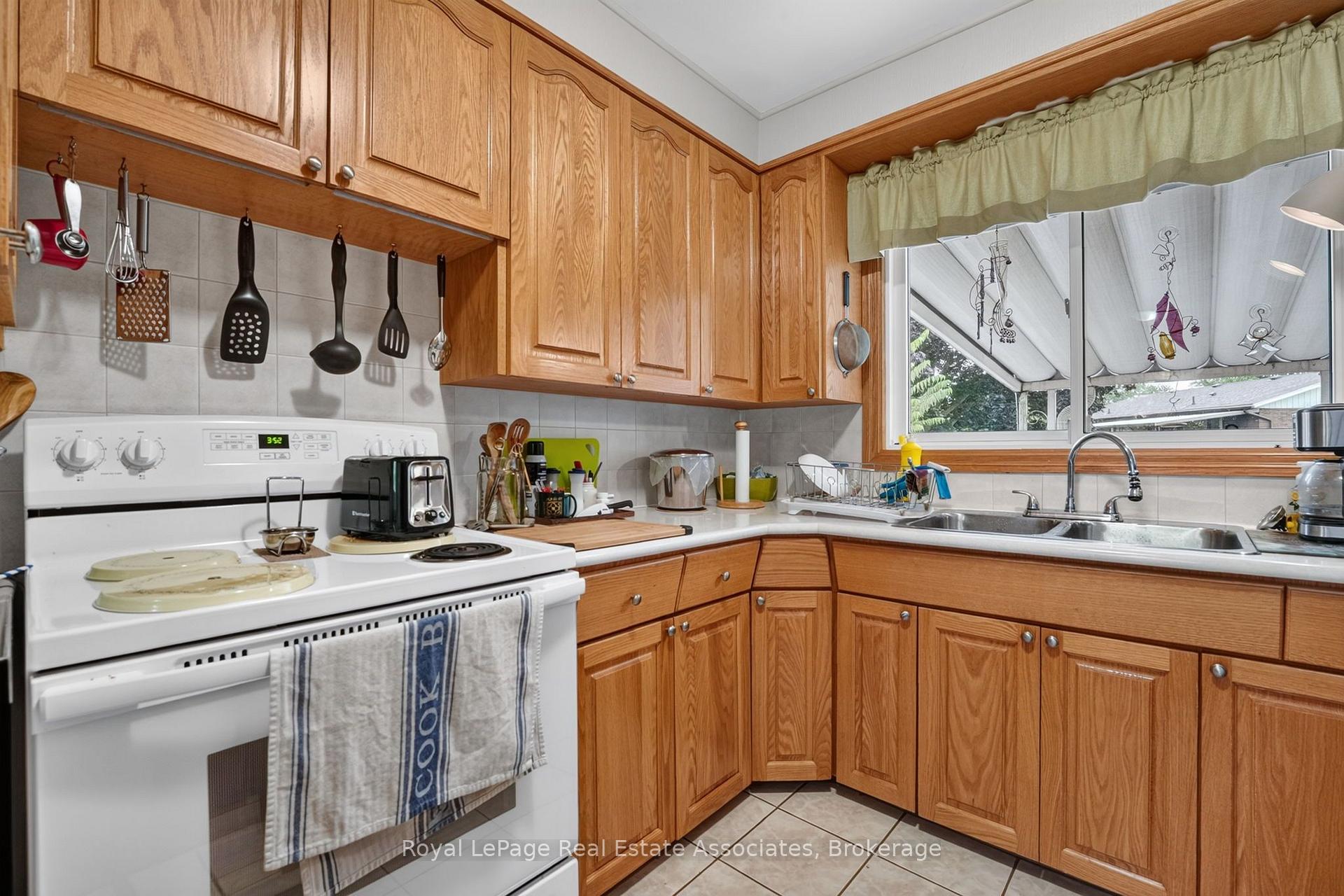 Photo 14 of 3 Northwood Drive, St. Catharines, Carlton/Bunting — HOMEH