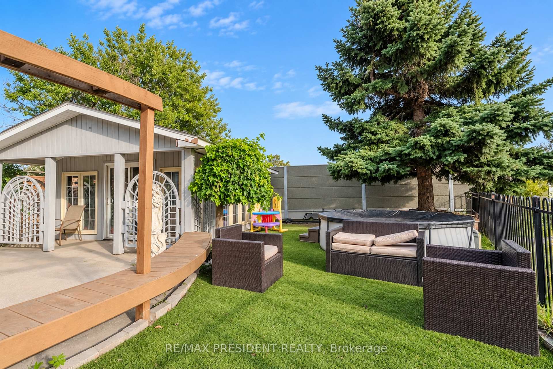 Photo 48 of 9 Aster Court, Brampton, Madoc — HOMEH