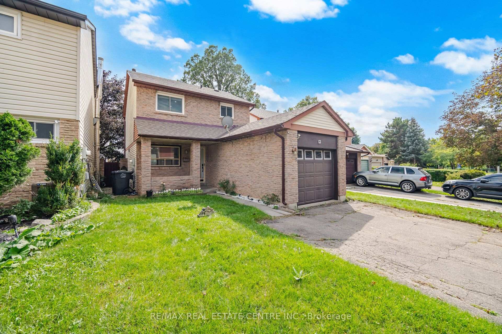 Photo 4 of 13 Dalzell Avenue, Brampton, Heart Lake West — HOMEH