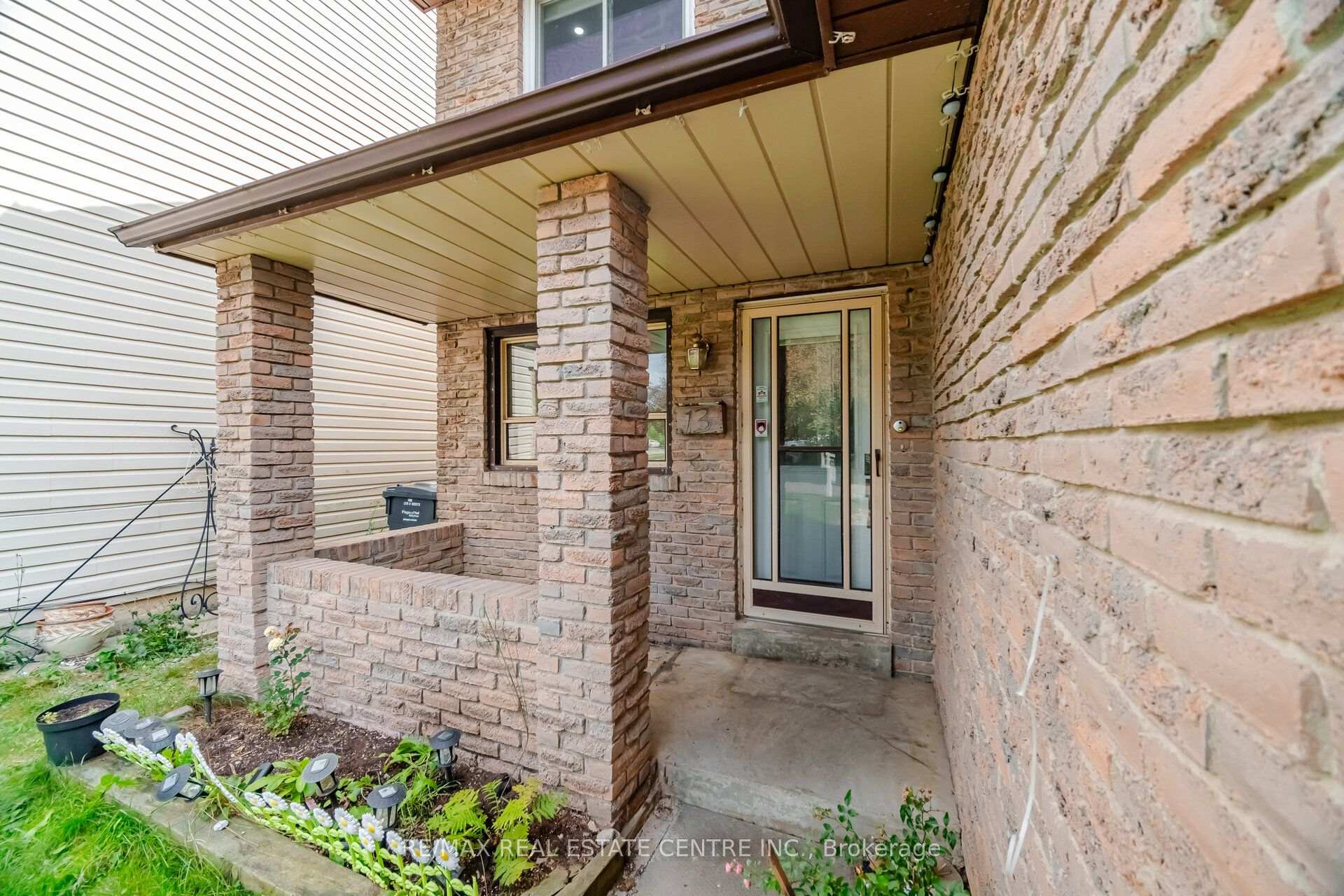 Photo 5 of 13 Dalzell Avenue, Brampton, Heart Lake West — HOMEH