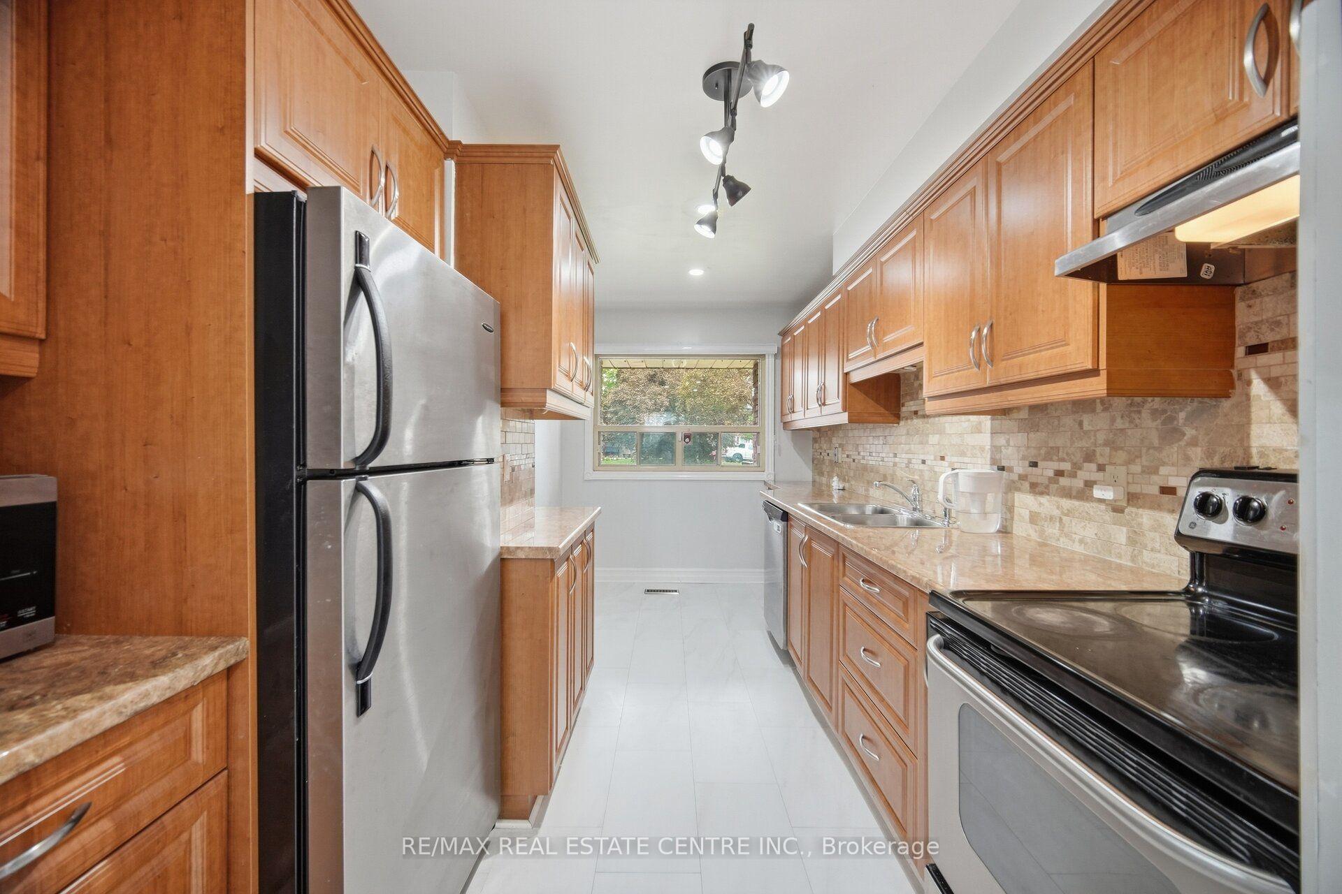 Photo 14 of 13 Dalzell Avenue, Brampton, Heart Lake West — HOMEH