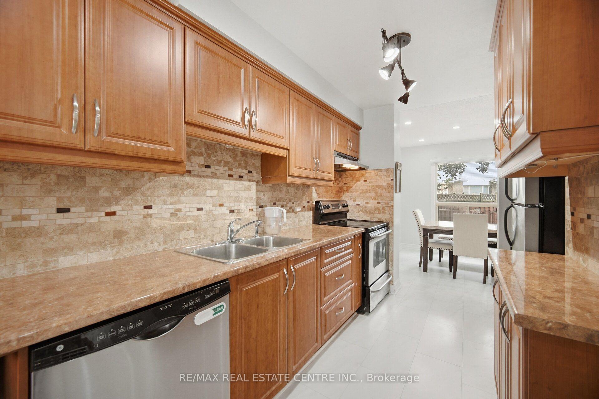 Photo 15 of 13 Dalzell Avenue, Brampton, Heart Lake West — HOMEH