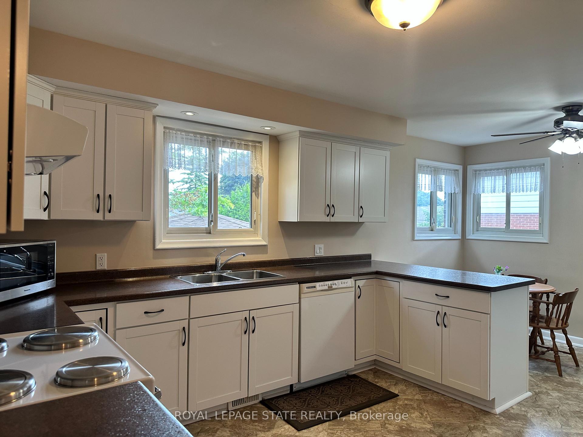 Photo 10 of 129 Broker Drive, Hamilton, Huntington — HOMEH