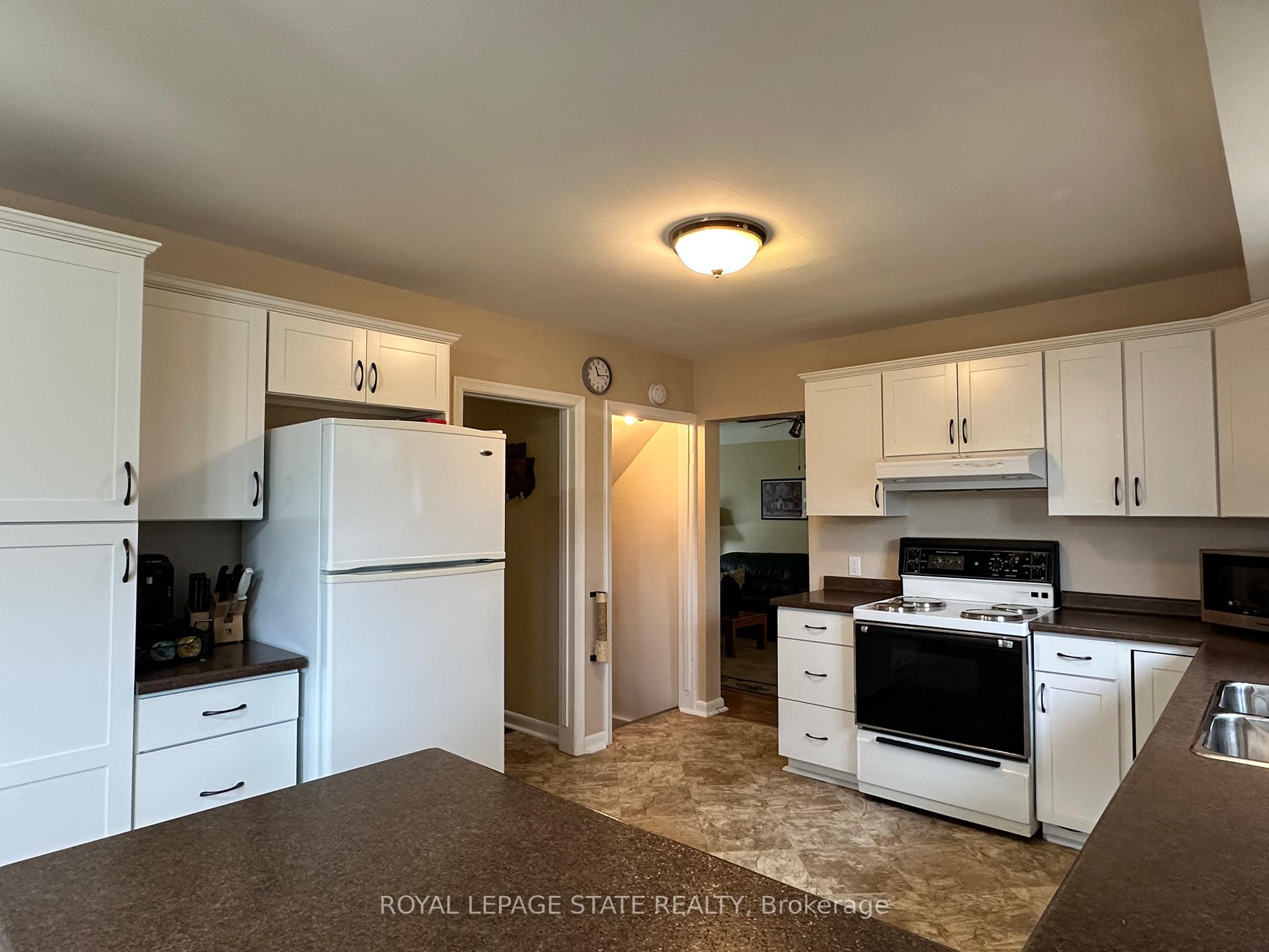 Photo 11 of 129 Broker Drive, Hamilton, Huntington — HOMEH