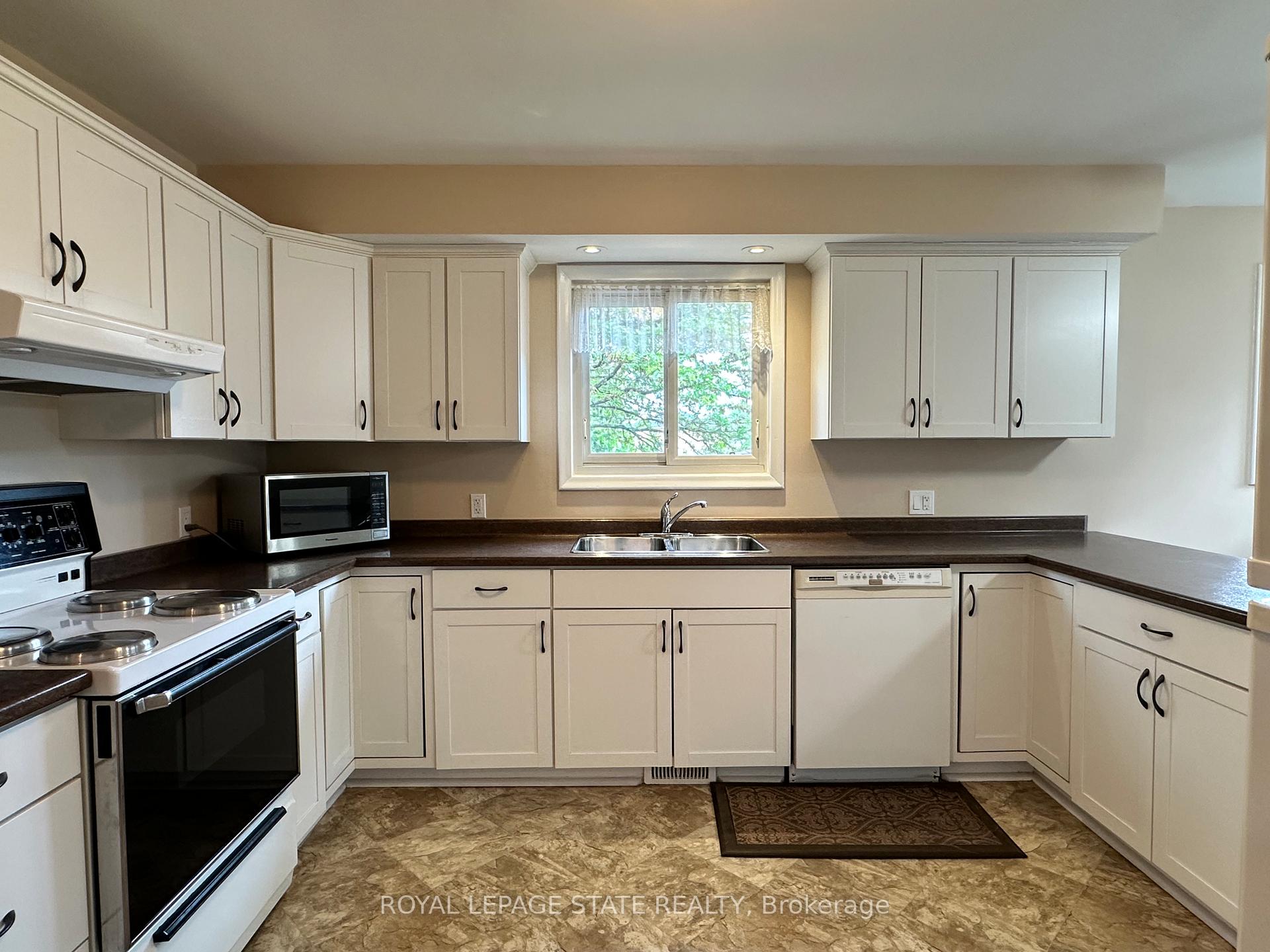 Photo 12 of 129 Broker Drive, Hamilton, Huntington — HOMEH