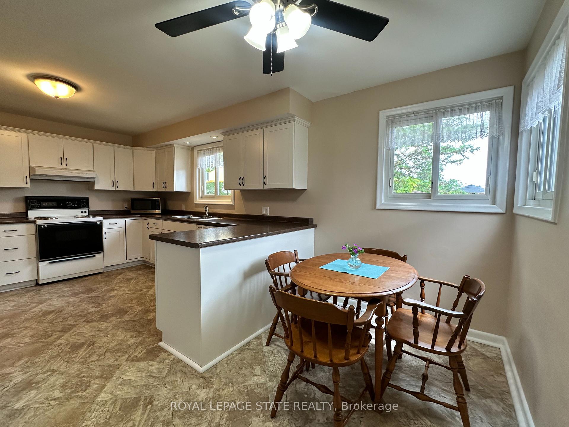 Photo 13 of 129 Broker Drive, Hamilton, Huntington — HOMEH