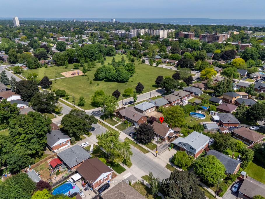 Photo 46 of 129 Broker Drive, Hamilton, Huntington — HOMEH