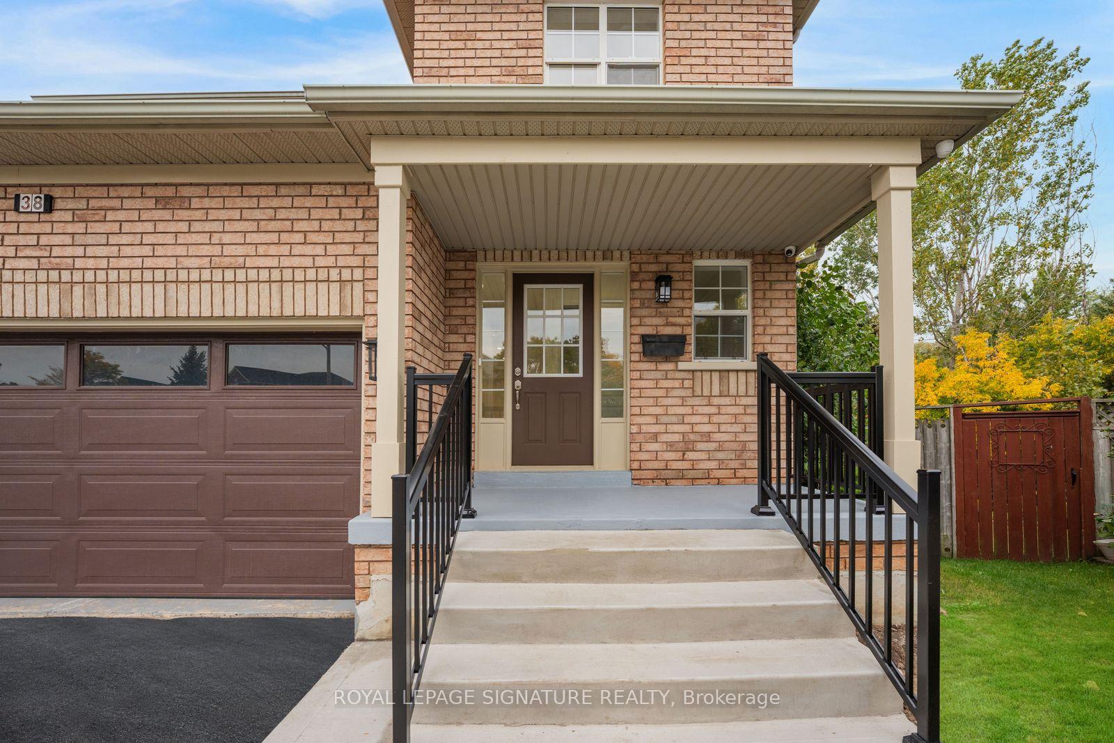 Photo 4 of 38 Charleswood Circle, Brampton, Fletcher's Meadow — HOMEH
