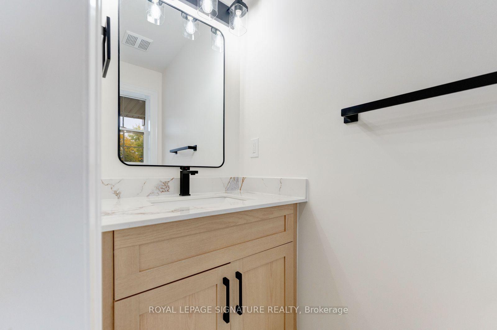 Photo 5 of 38 Charleswood Circle, Brampton, Fletcher's Meadow — HOMEH
