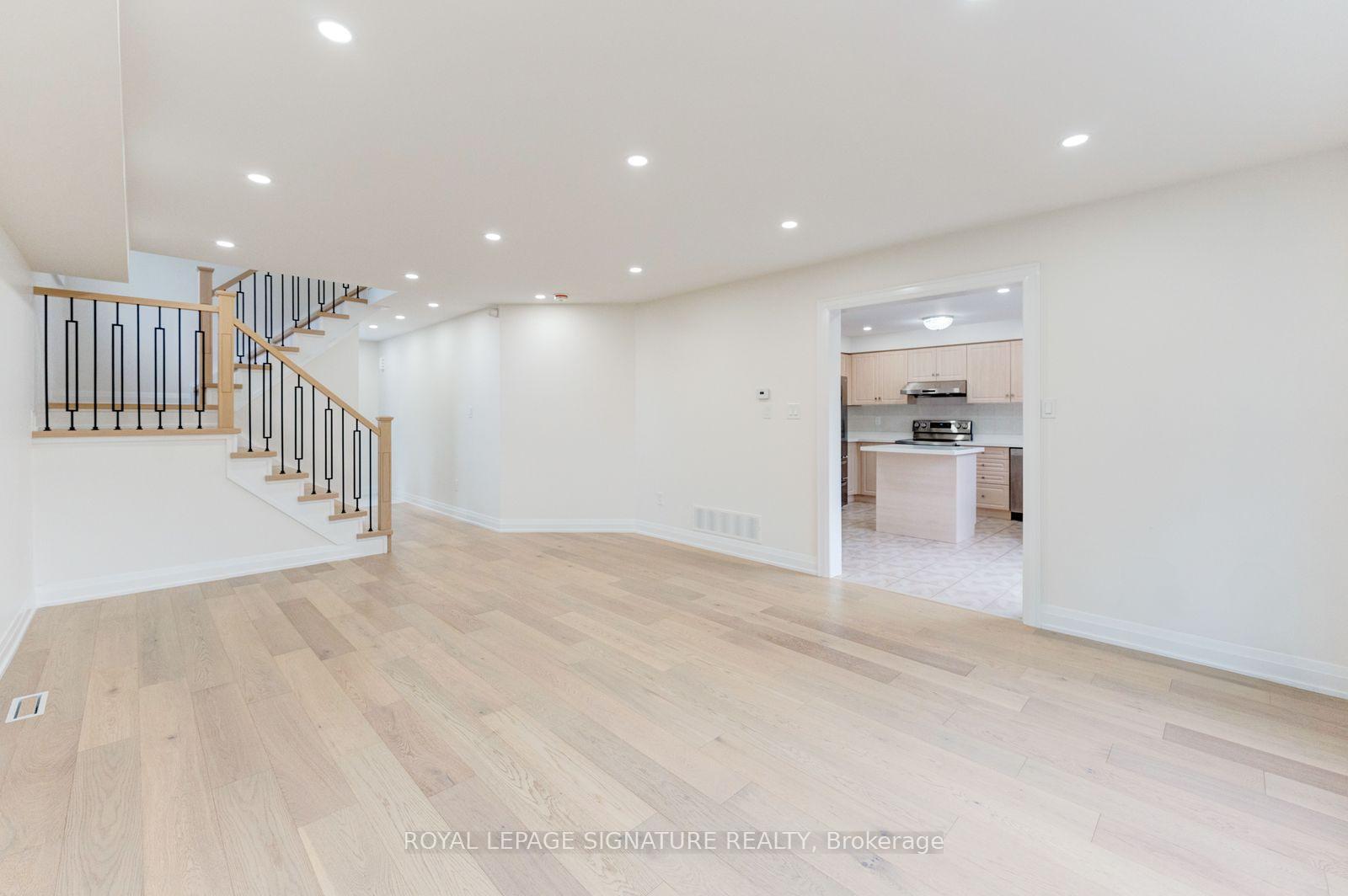 Photo 8 of 38 Charleswood Circle, Brampton, Fletcher's Meadow — HOMEH