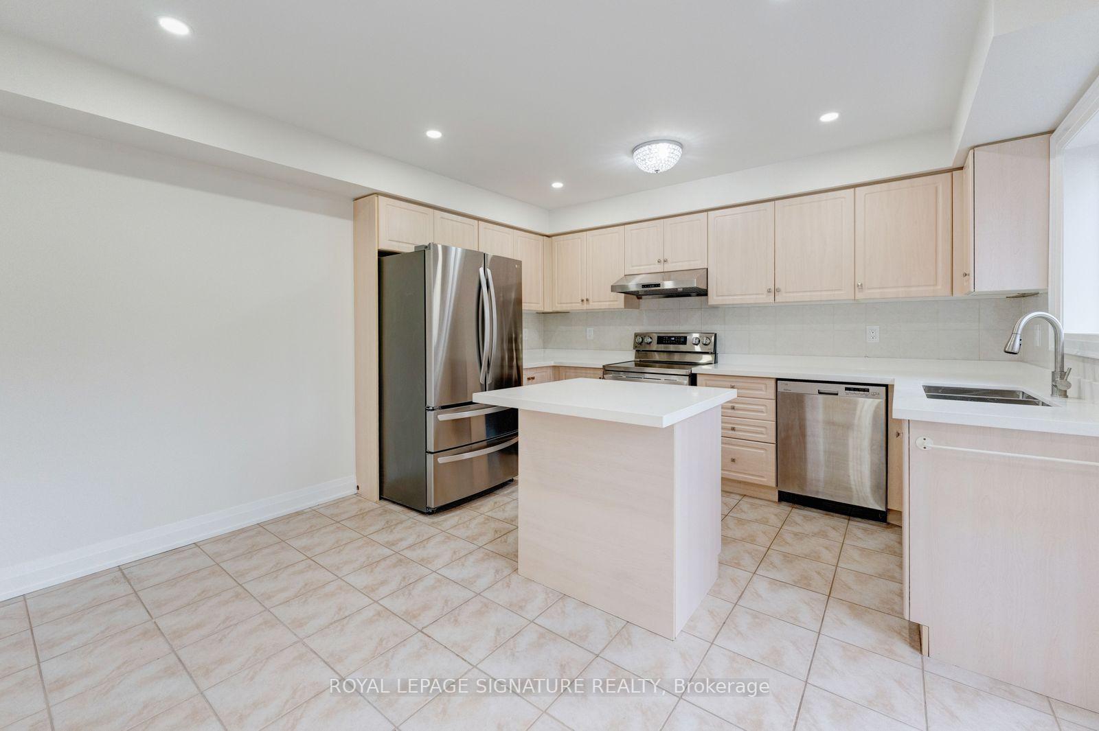 Photo 11 of 38 Charleswood Circle, Brampton, Fletcher's Meadow — HOMEH