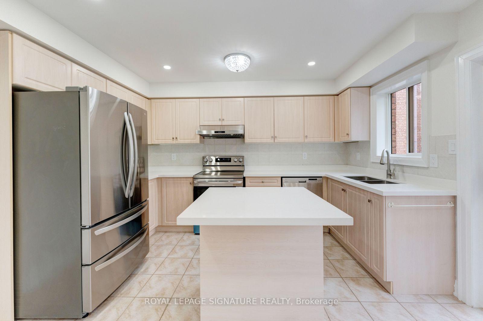 Photo 12 of 38 Charleswood Circle, Brampton, Fletcher's Meadow — HOMEH