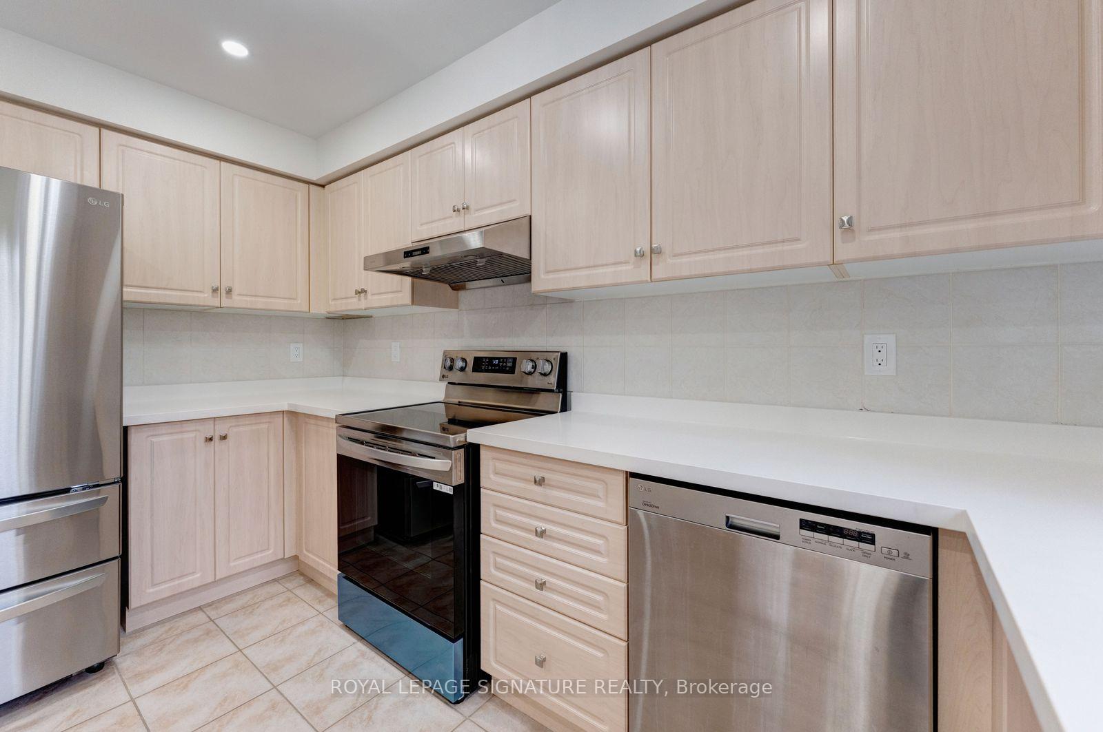 Photo 13 of 38 Charleswood Circle, Brampton, Fletcher's Meadow — HOMEH