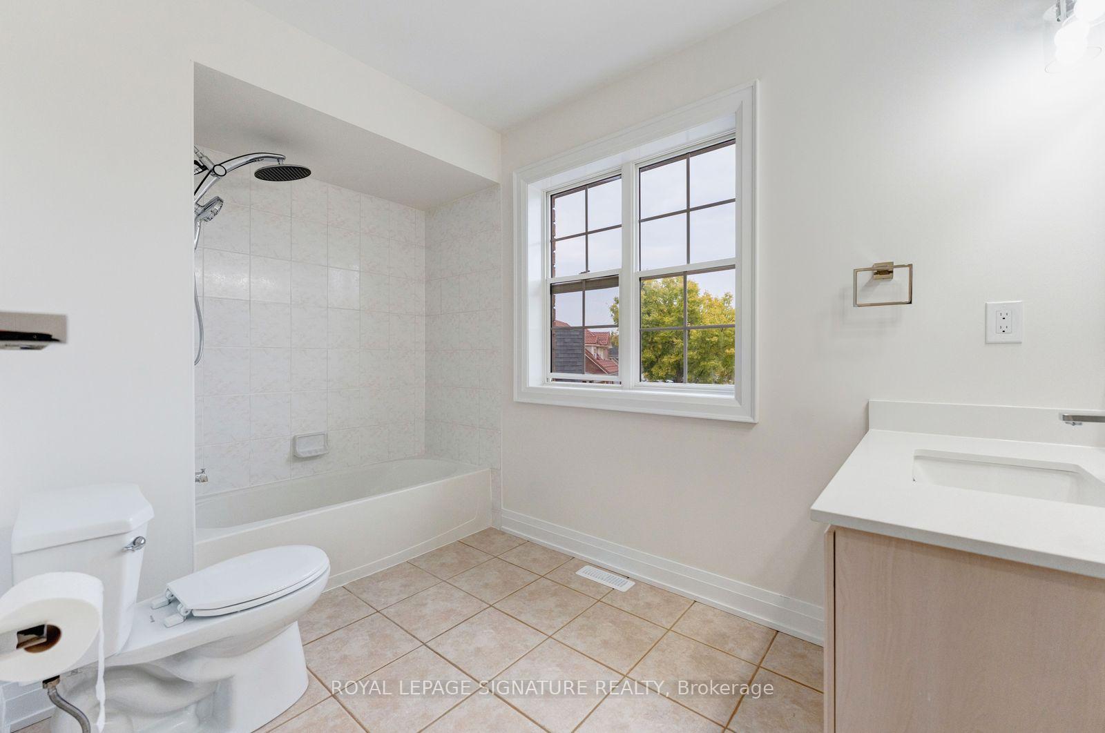 Photo 17 of 38 Charleswood Circle, Brampton, Fletcher's Meadow — HOMEH