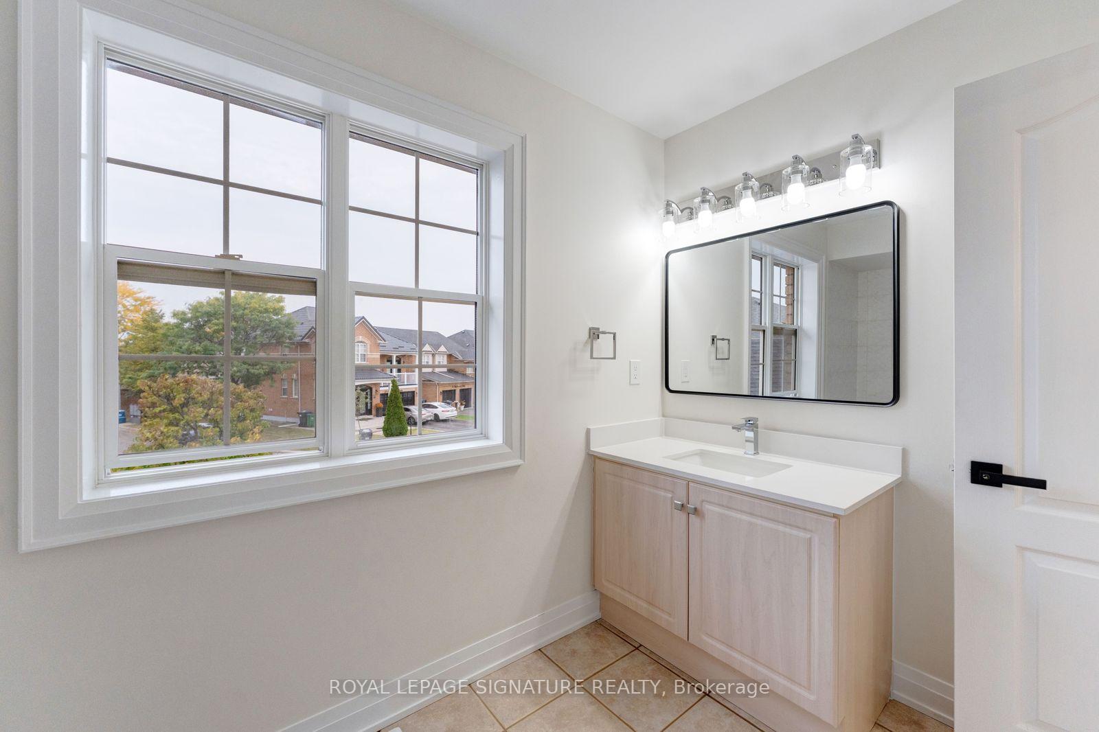 Photo 18 of 38 Charleswood Circle, Brampton, Fletcher's Meadow — HOMEH