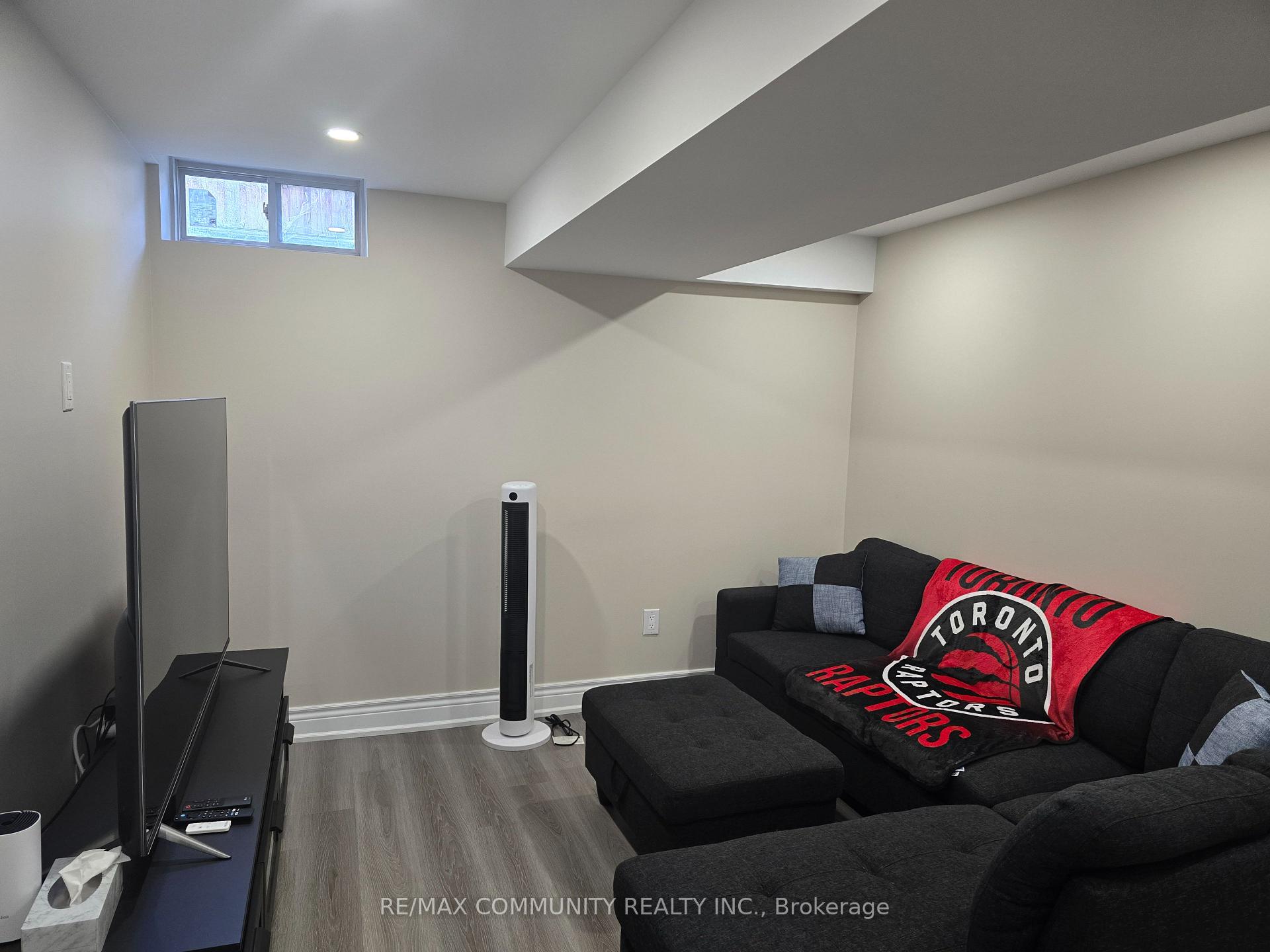 Photo 3 of 8 Hassard-Short Lane, Ajax, South East — HOMEH