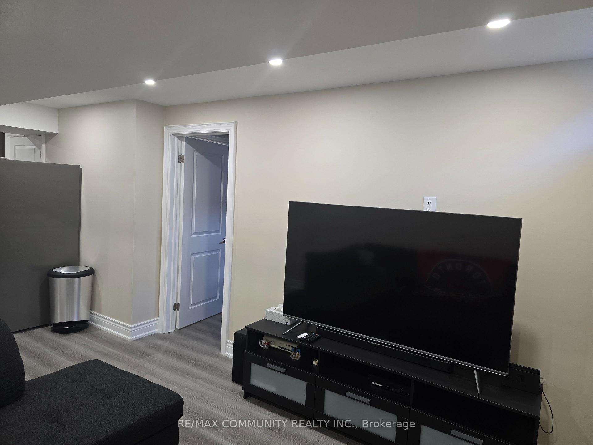 Photo 4 of 8 Hassard-Short Lane, Ajax, South East — HOMEH