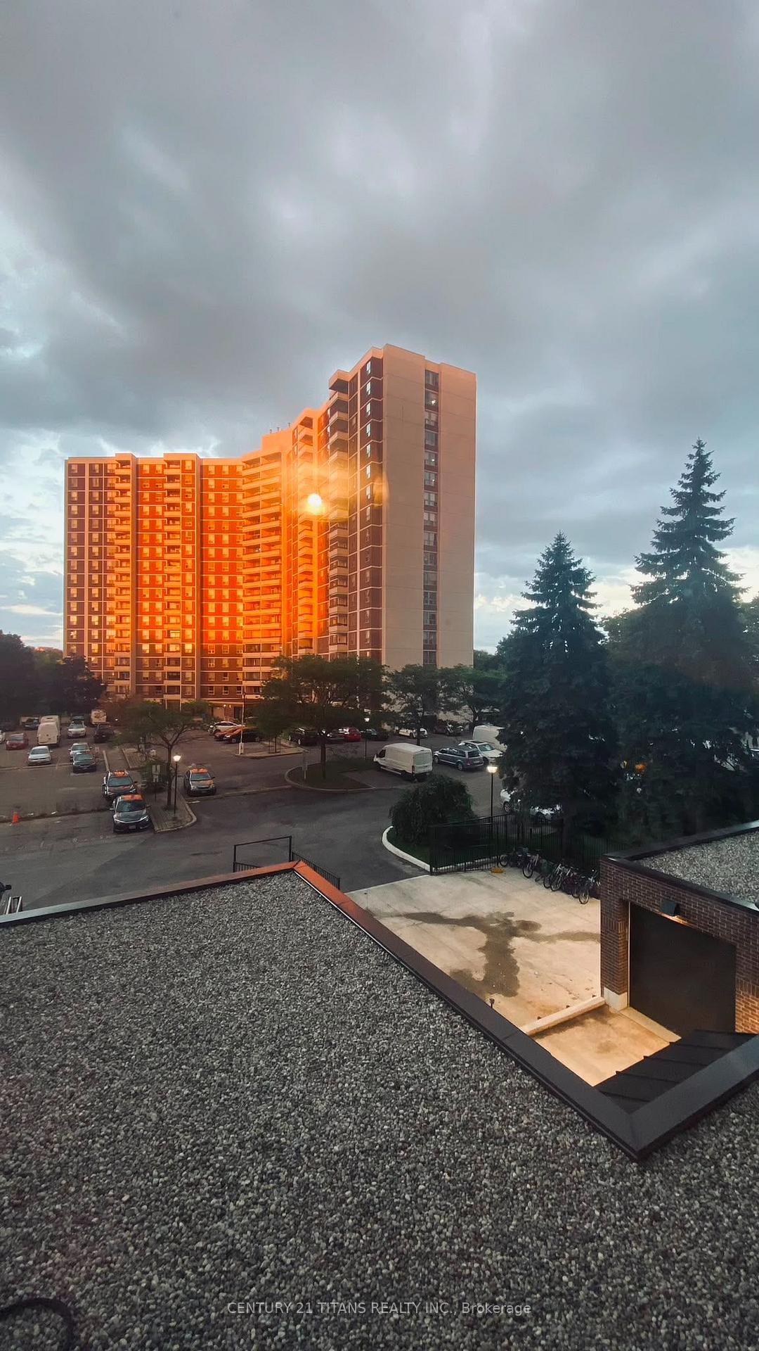 Photo 6 of Unit 311, 10 Edgecliffe Golfway, Toronto, Flemingdon Park — HOMEH