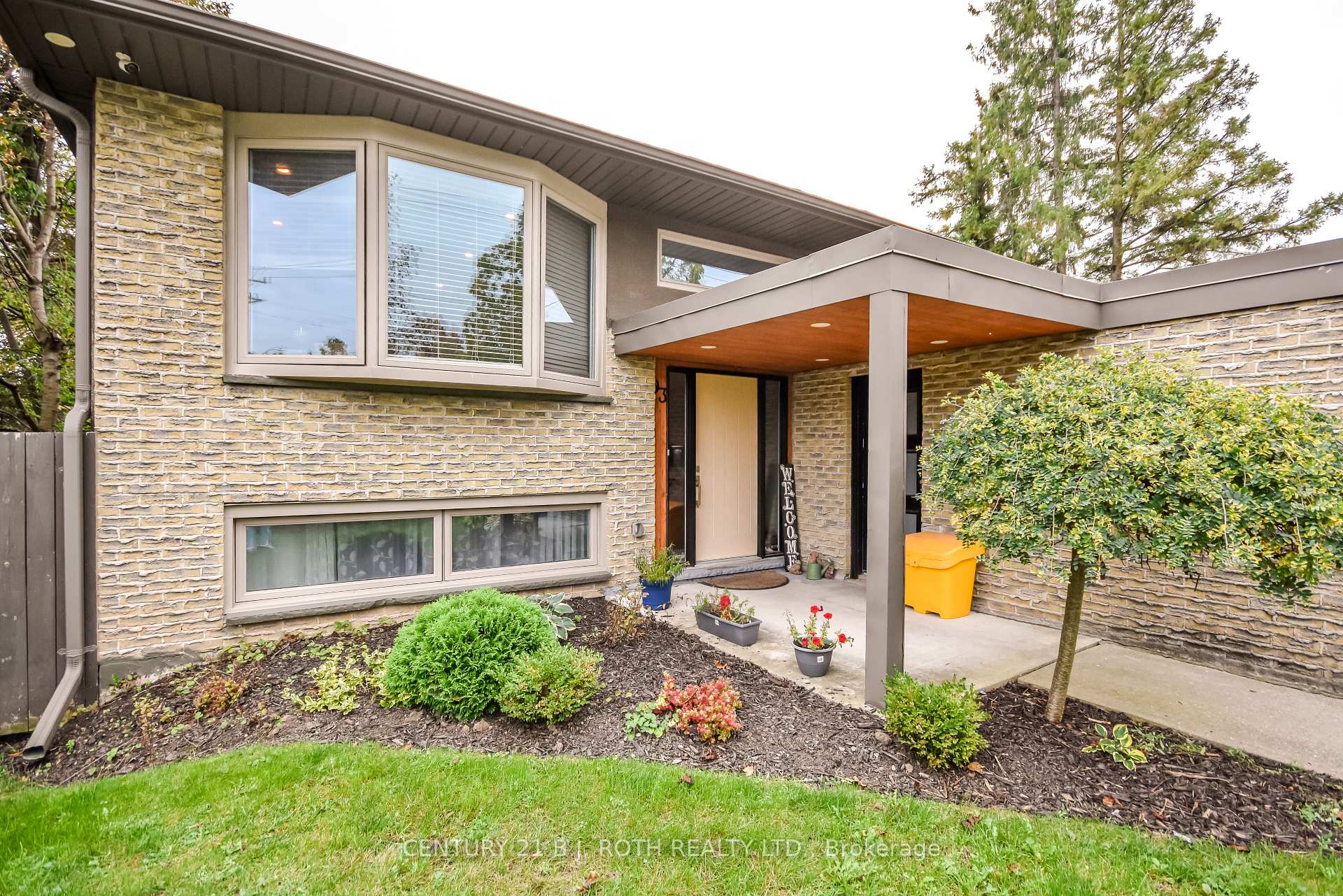 Photo 2 of 93 Grove Street E, Barrie, Wellington — HOMEH