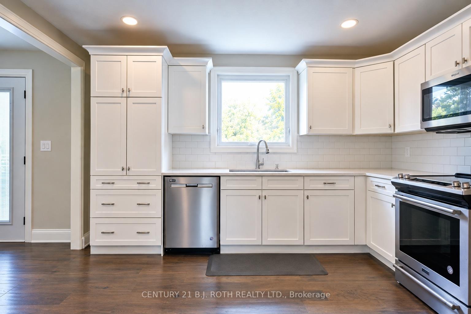 Photo 12 of 93 Grove Street E, Barrie, Wellington — HOMEH