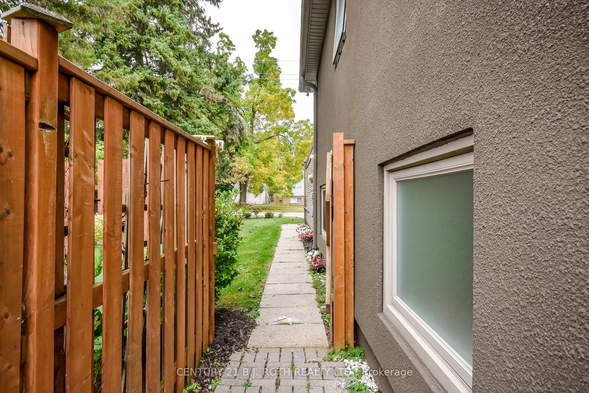 Photo 18 of 93 Grove Street E, Barrie, Wellington — HOMEH