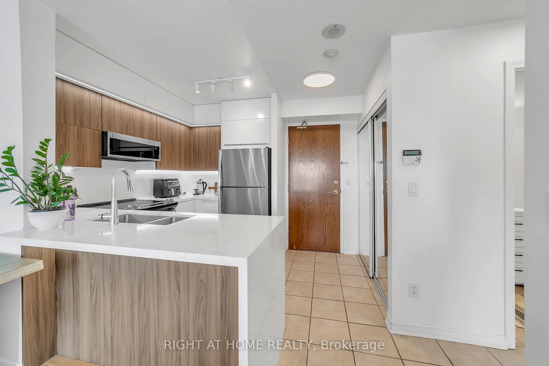 Photo 8 of Unit 1202, 11 Oneida Crescent, Richmond Hill, Langstaff — HOMEH