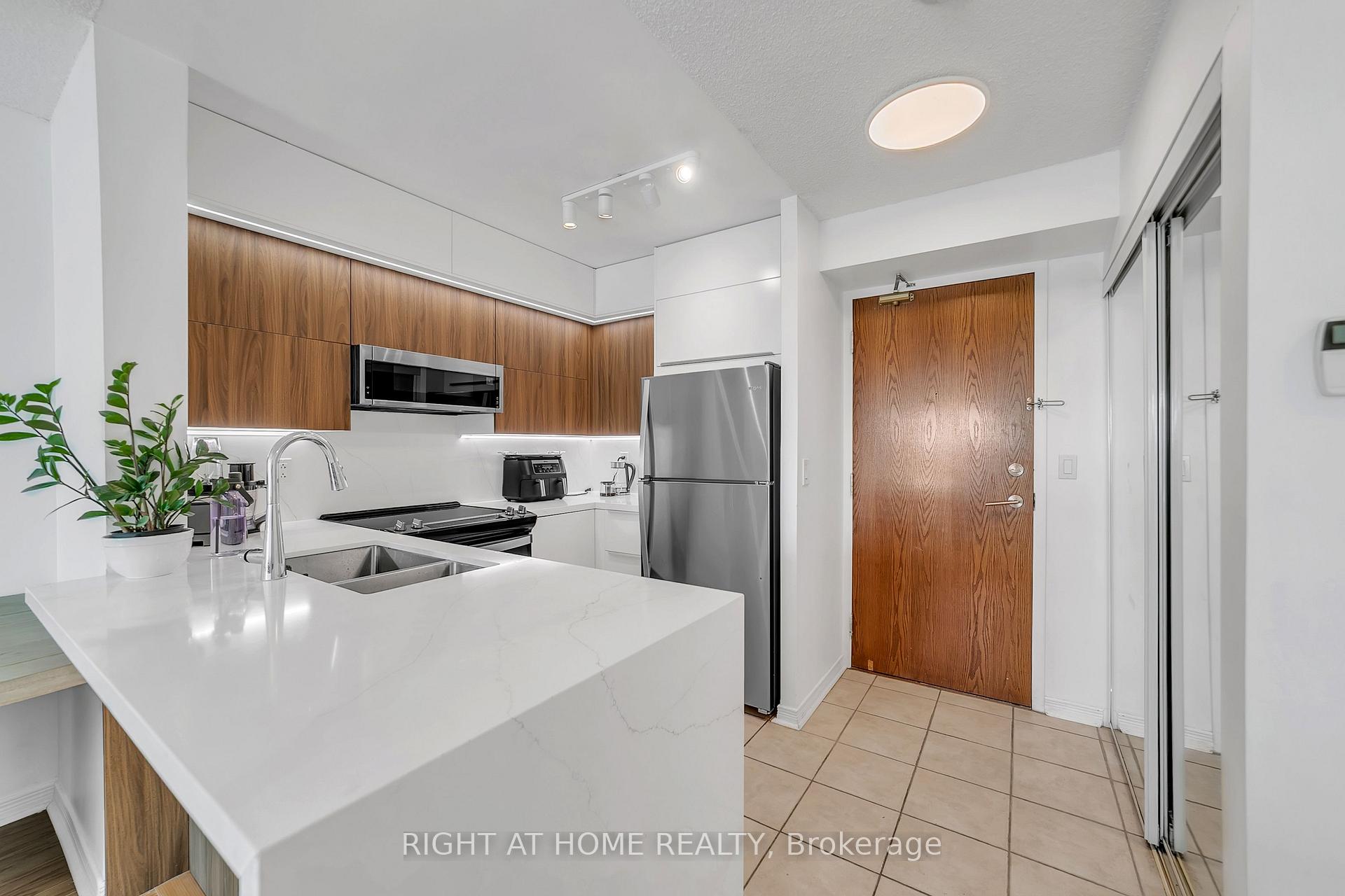 Photo 9 of Unit 1202, 11 Oneida Crescent, Richmond Hill, Langstaff — HOMEH