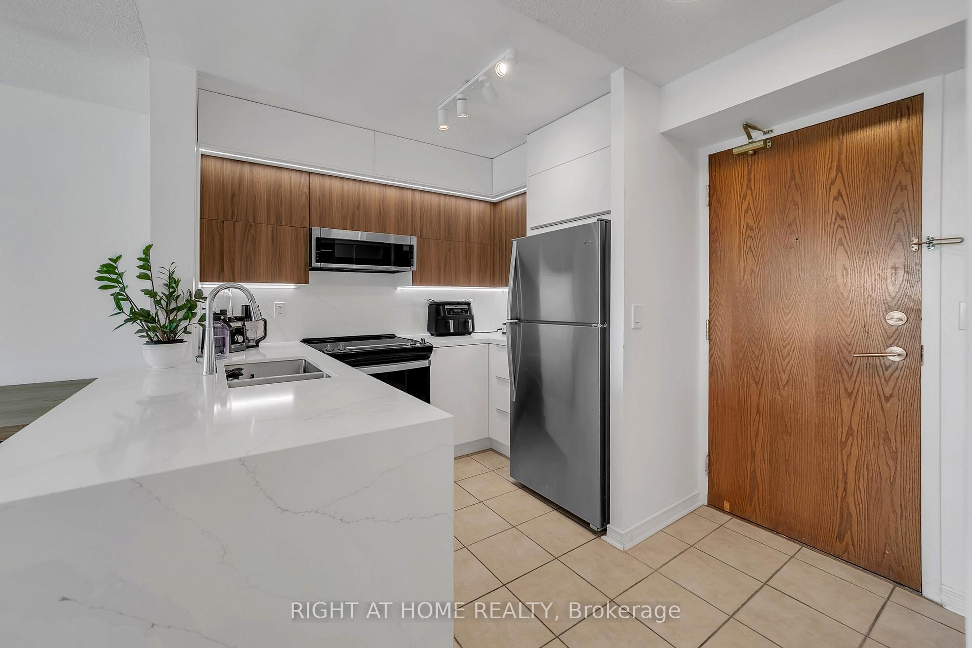 Photo 10 of Unit 1202, 11 Oneida Crescent, Richmond Hill, Langstaff — HOMEH