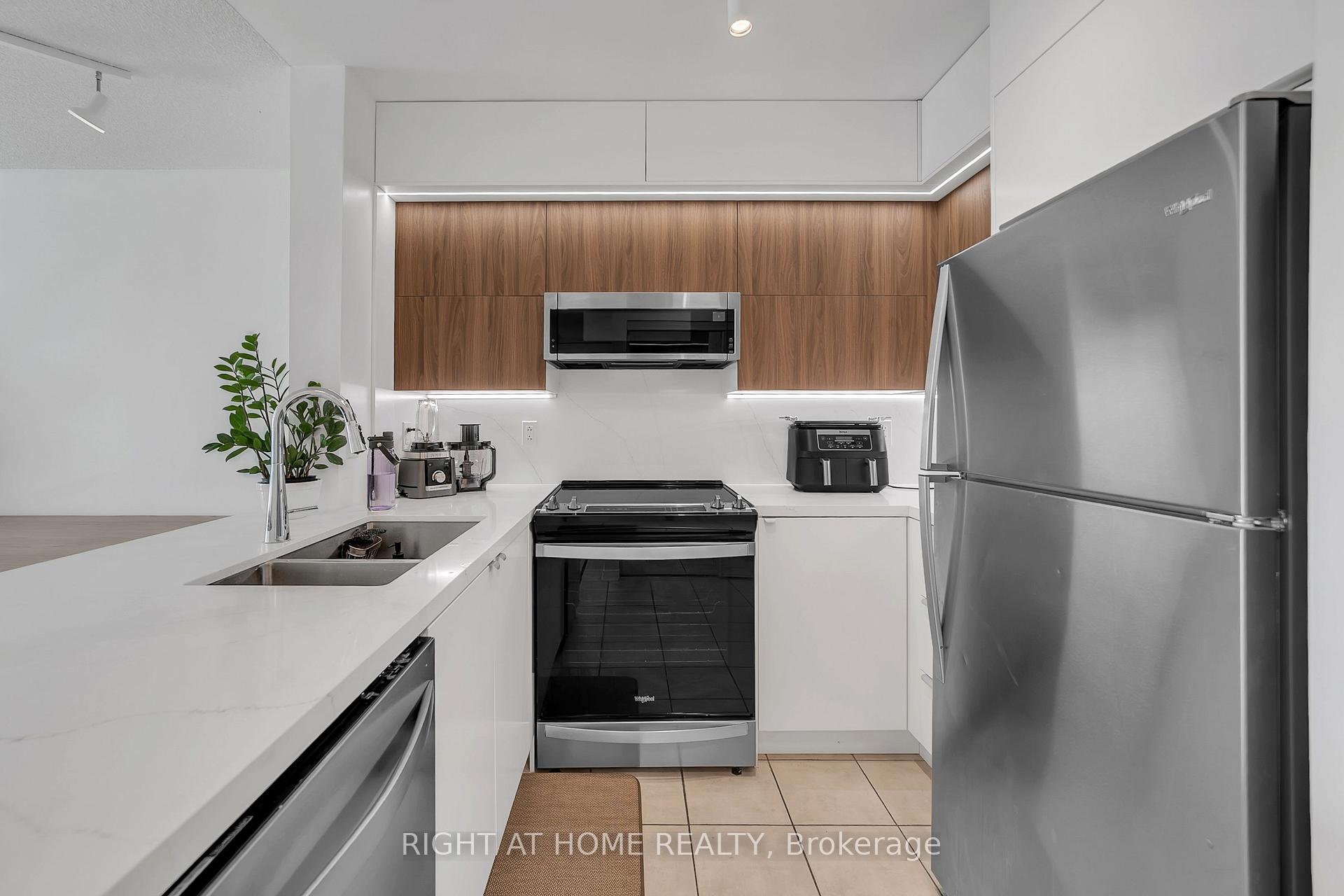 Photo 11 of Unit 1202, 11 Oneida Crescent, Richmond Hill, Langstaff — HOMEH