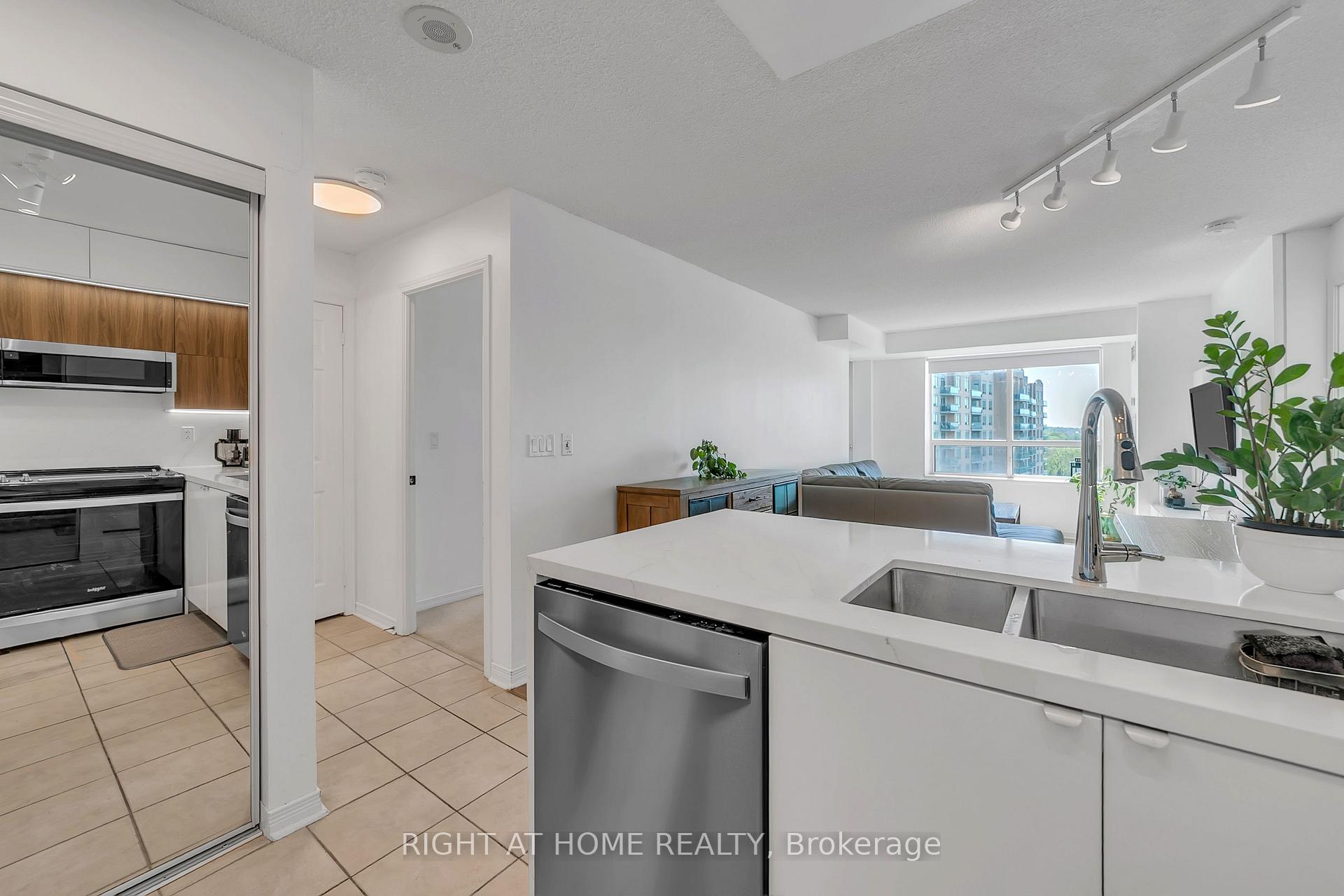 Photo 12 of Unit 1202, 11 Oneida Crescent, Richmond Hill, Langstaff — HOMEH