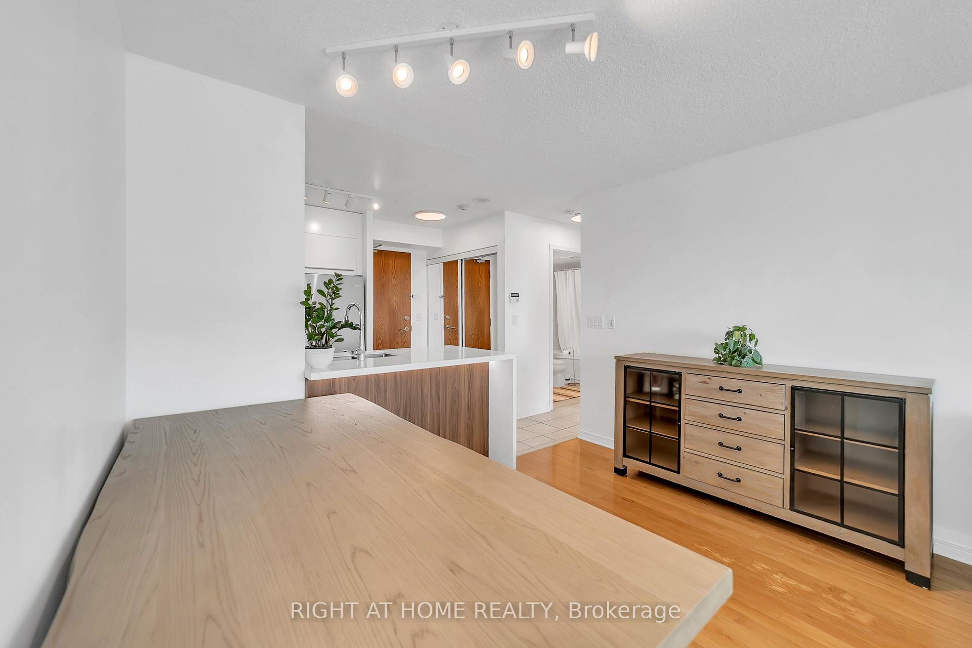 Photo 15 of Unit 1202, 11 Oneida Crescent, Richmond Hill, Langstaff — HOMEH
