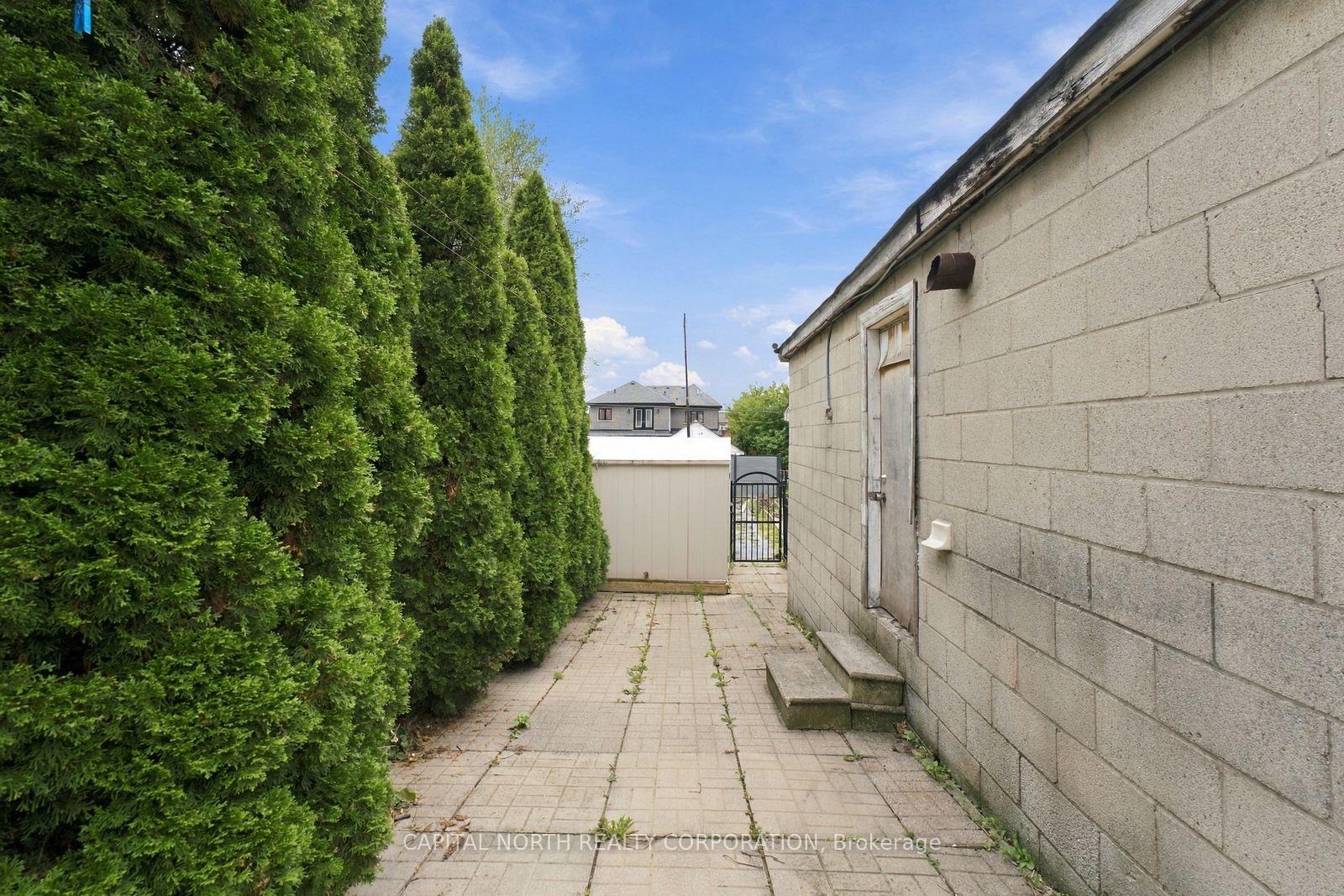 Photo 37 of 65 Falstaff Avenue, North York, Maple Leaf — HOMEH