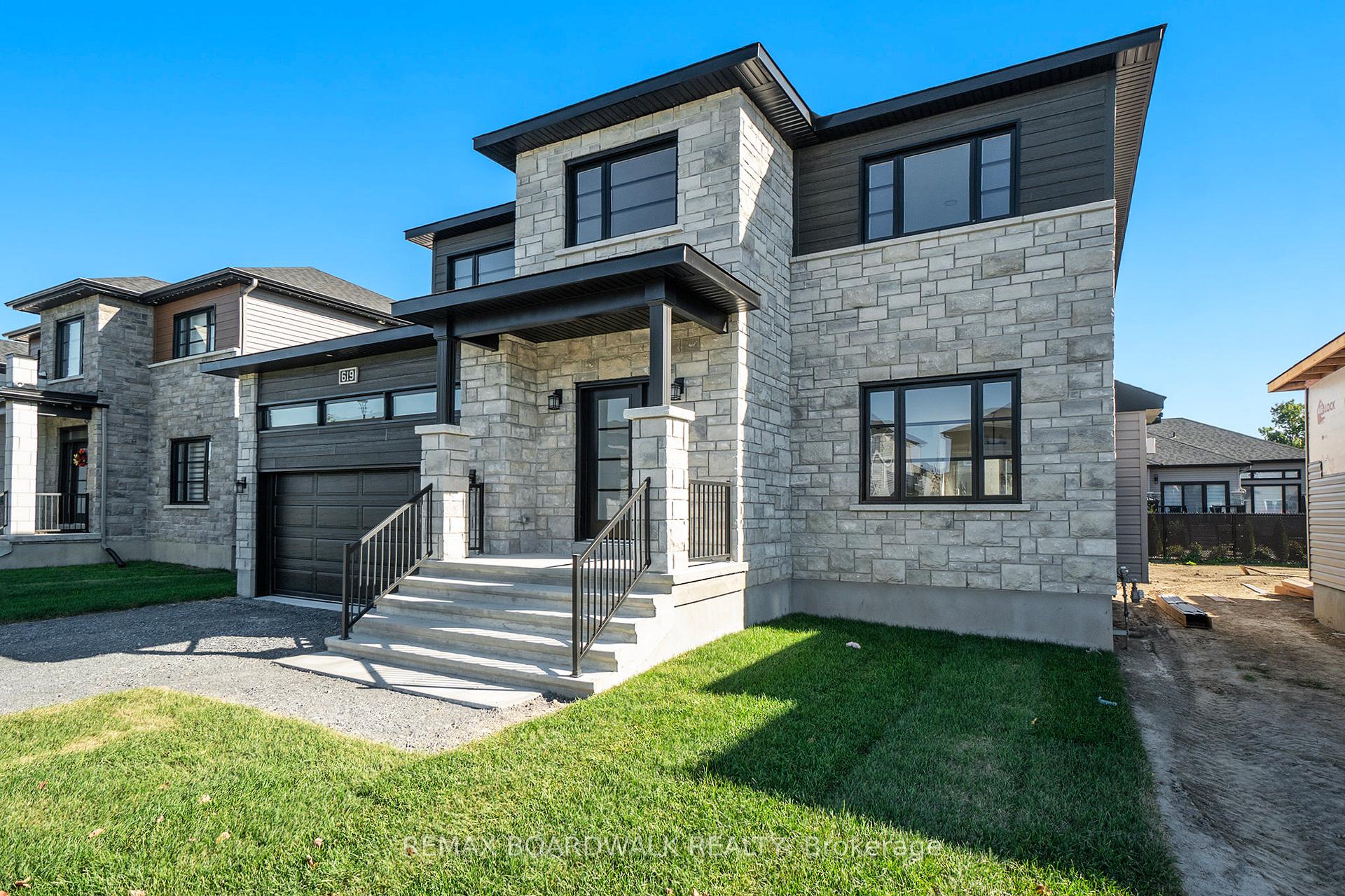Photo 2 of 619 Geneva Crescent, Russell, Embrun — HOMEH