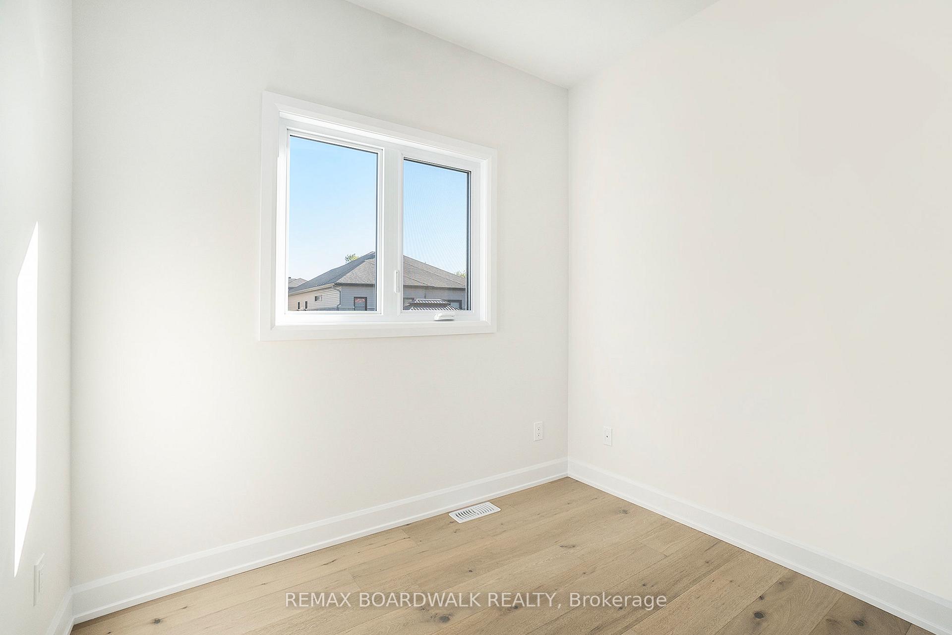 Photo 16 of 619 Geneva Crescent, Russell, Embrun — HOMEH