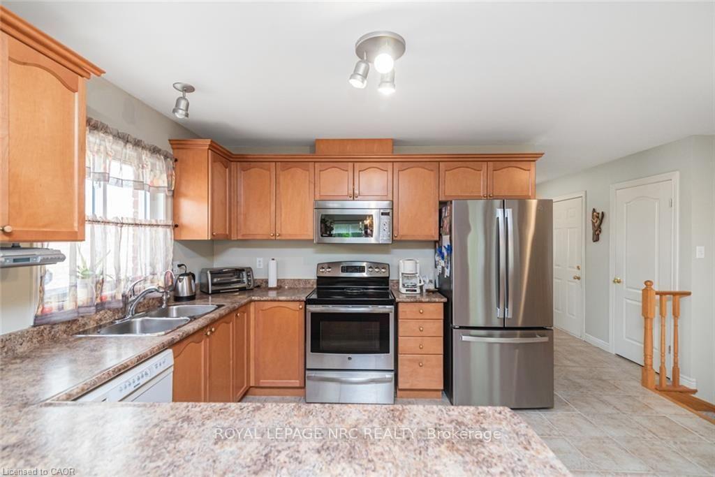 Photo 9 of 80 Vinifera Drive, Grimsby, Grimsby East — HOMEH