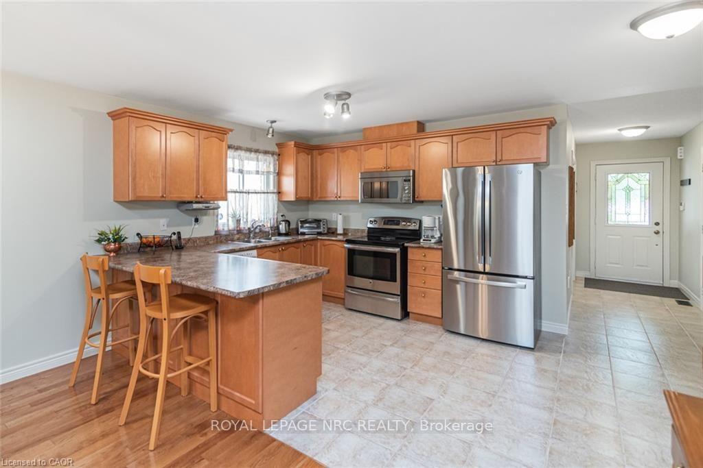 Photo 10 of 80 Vinifera Drive, Grimsby, Grimsby East — HOMEH