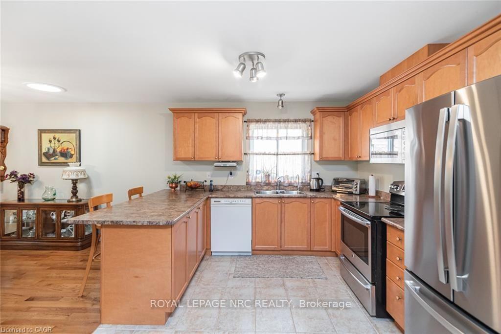 Photo 12 of 80 Vinifera Drive, Grimsby, Grimsby East — HOMEH
