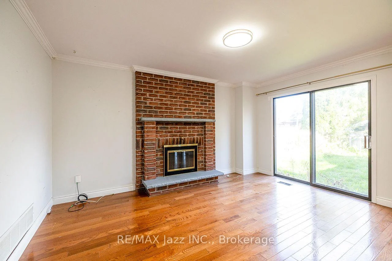 Photo 6 of 930 White Ash Drive, Whitby, Williamsburg — HOMEH