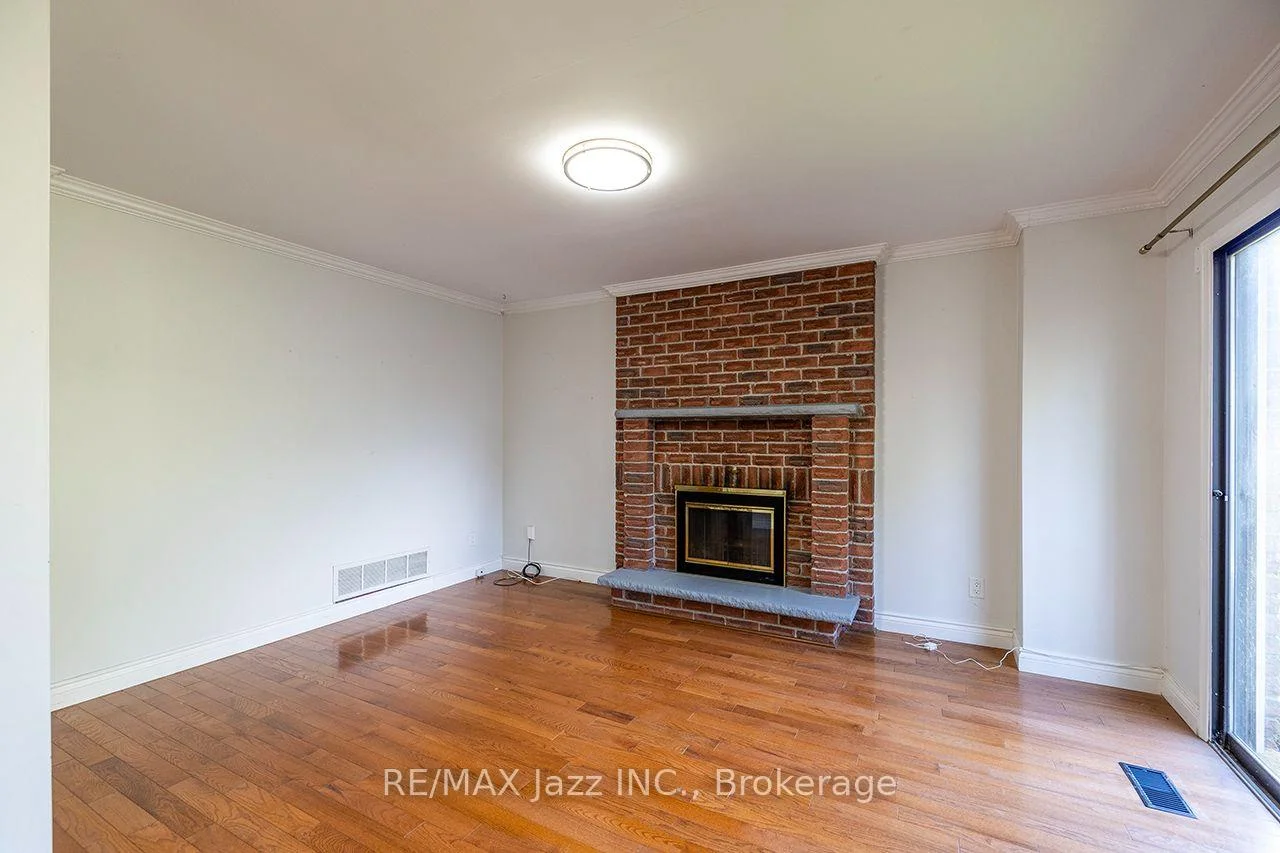 Photo 7 of 930 White Ash Drive, Whitby, Williamsburg — HOMEH
