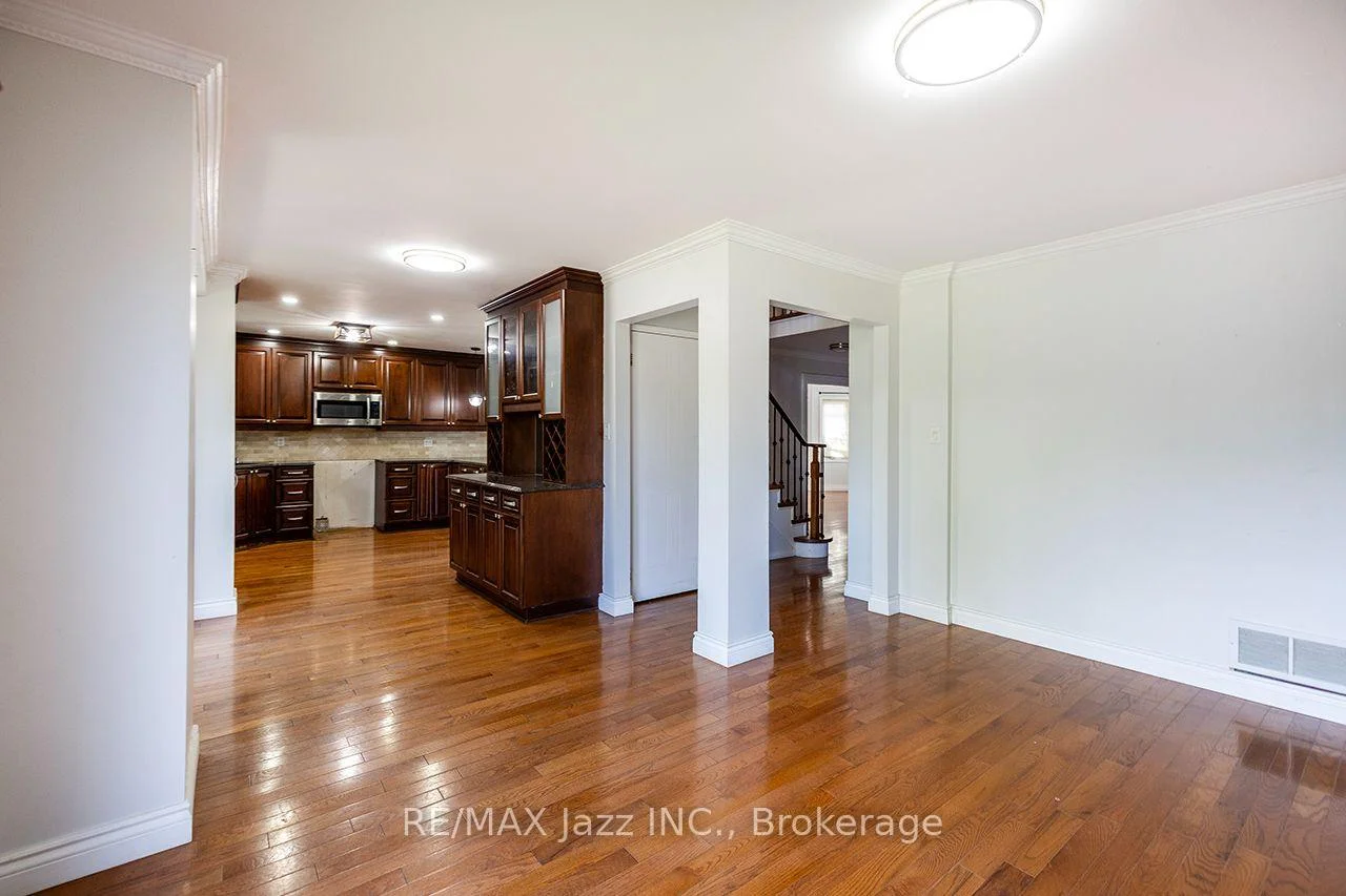 Photo 8 of 930 White Ash Drive, Whitby, Williamsburg — HOMEH