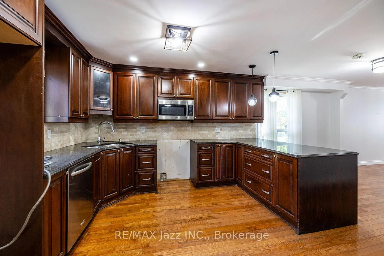 Photo 10 of 930 White Ash Drive, Whitby, Williamsburg — HOMEH