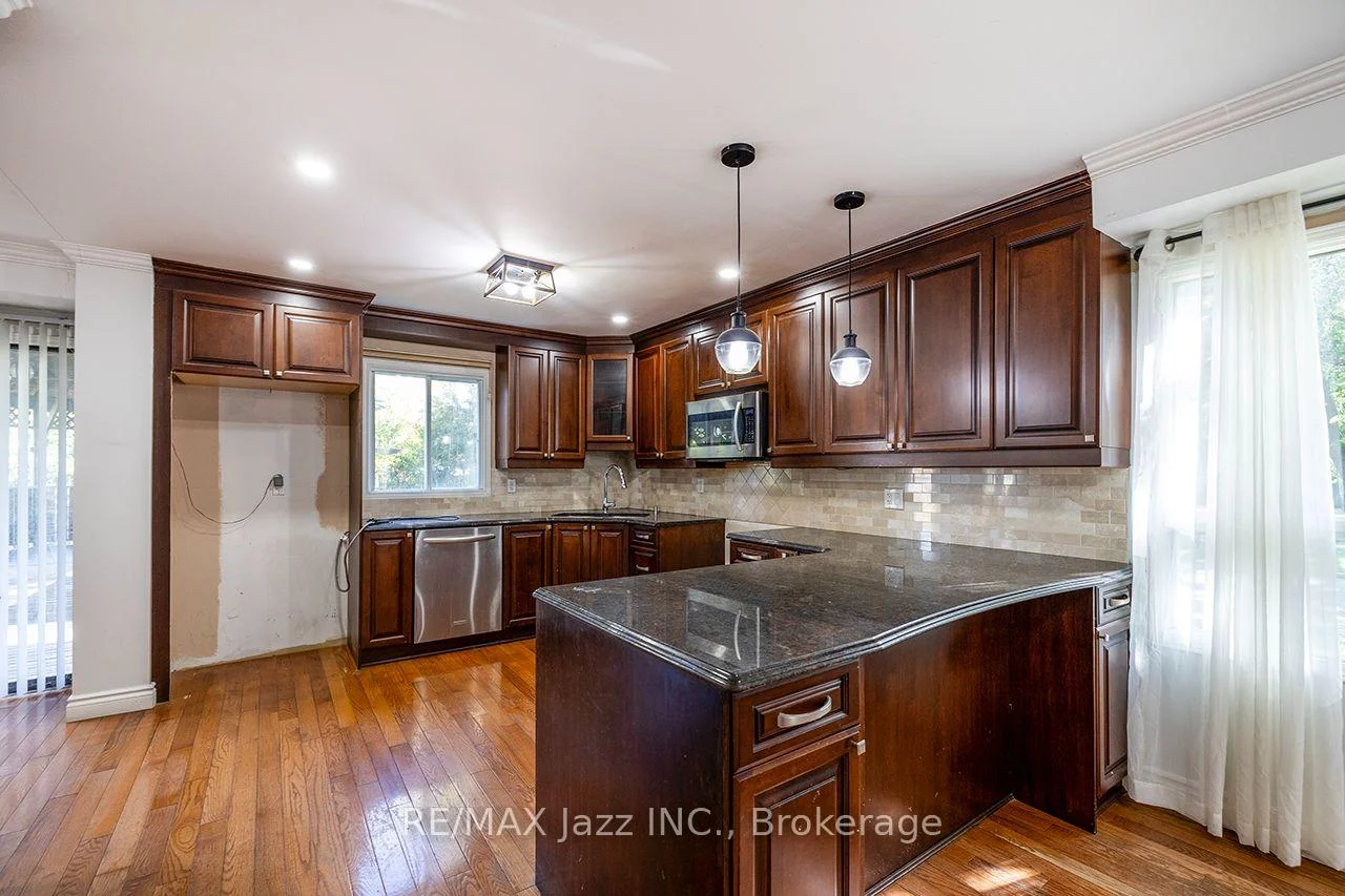 Photo 11 of 930 White Ash Drive, Whitby, Williamsburg — HOMEH