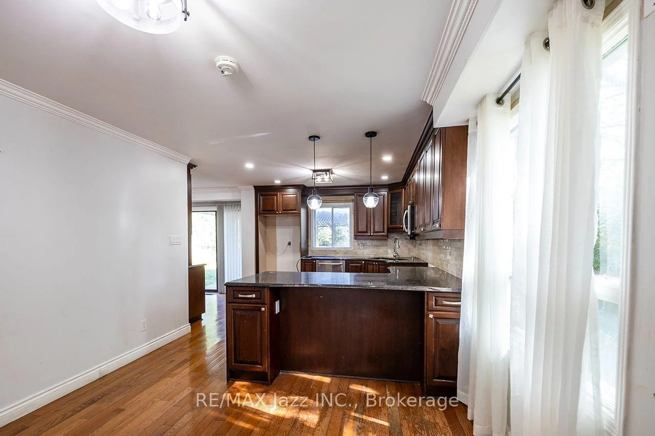 Photo 12 of 930 White Ash Drive, Whitby, Williamsburg — HOMEH