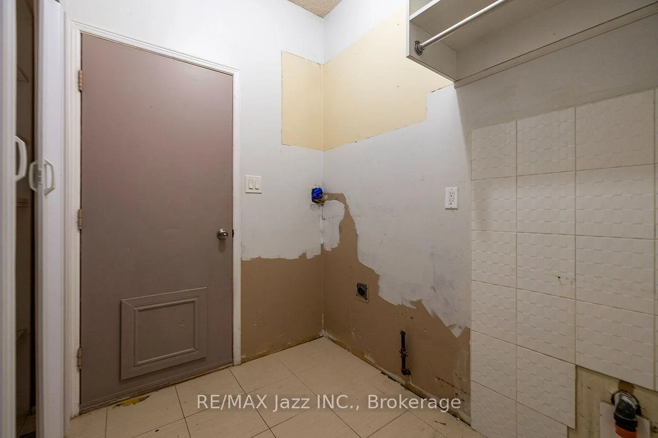 Photo 15 of 930 White Ash Drive, Whitby, Williamsburg — HOMEH