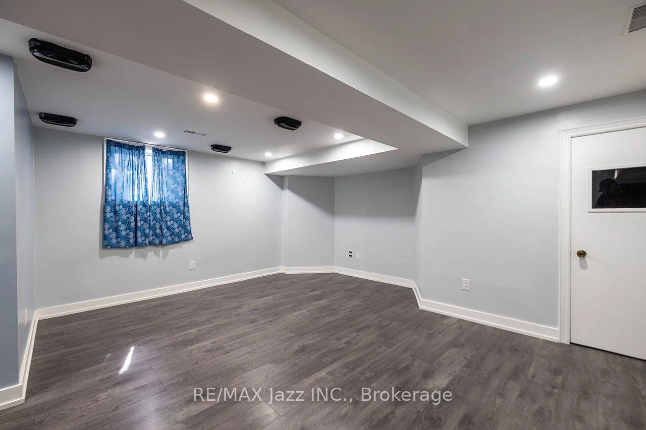 Photo 17 of 930 White Ash Drive, Whitby, Williamsburg — HOMEH