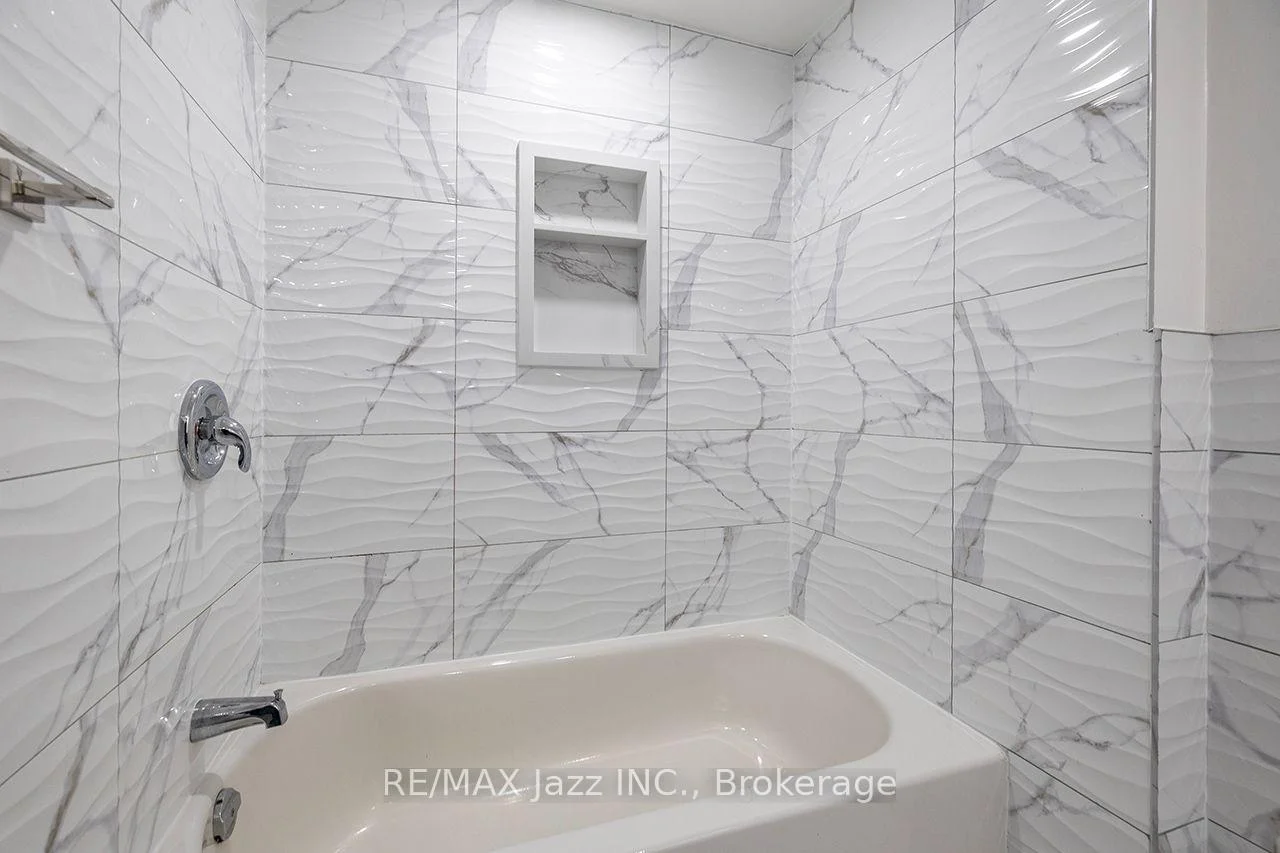 Photo 20 of 930 White Ash Drive, Whitby, Williamsburg — HOMEH