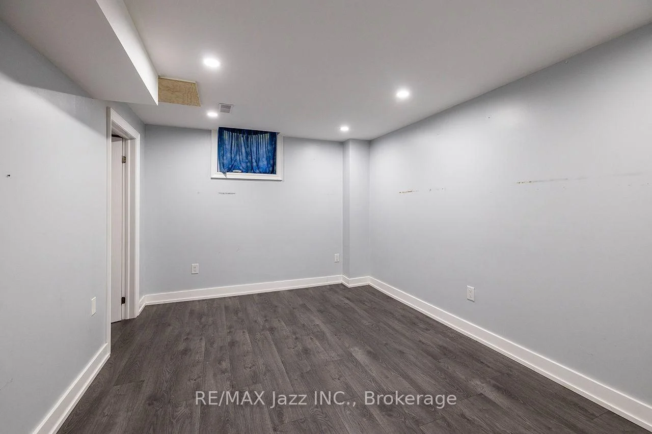 Photo 21 of 930 White Ash Drive, Whitby, Williamsburg — HOMEH