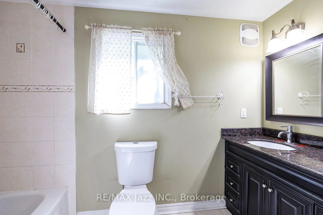 Photo 32 of 930 White Ash Drive, Whitby, Williamsburg — HOMEH